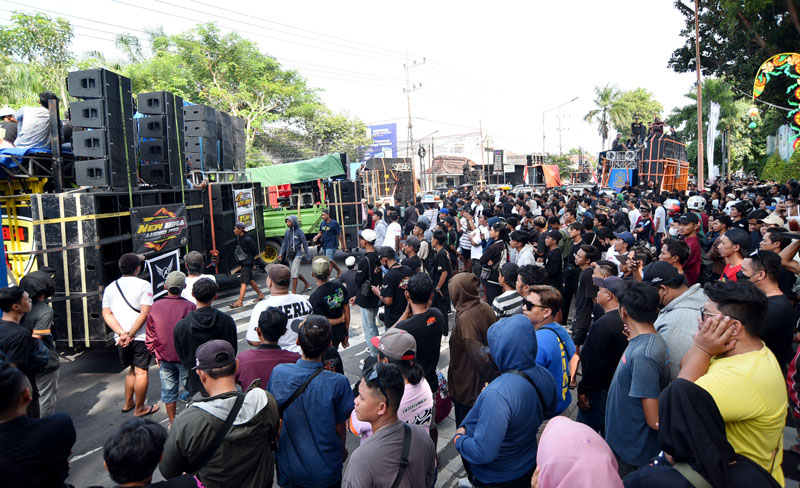 TUMPAH RUAH: Ratusan massa dengan kendaraan pengangkut sound system menutup badan Jalan Ahmad Yani saat berlangsung unjuk rasa menolak larangan sound battle di depan kantor Pemkab Banyuwangi Rabu
