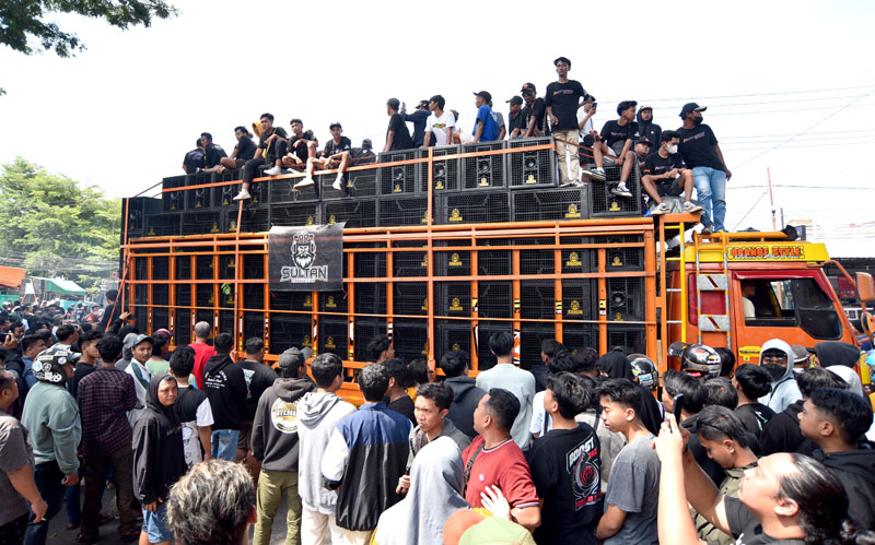 MEGA SOUND: Truk ukuran besar bermuatan sound system bertuliskan &rdquo;Sultan&rdquo; ikut turun ke jalan Rabu (22/5). Suara sound tersebut menggetarkan kaca perkantoran dan rumah warga.&nbsp;