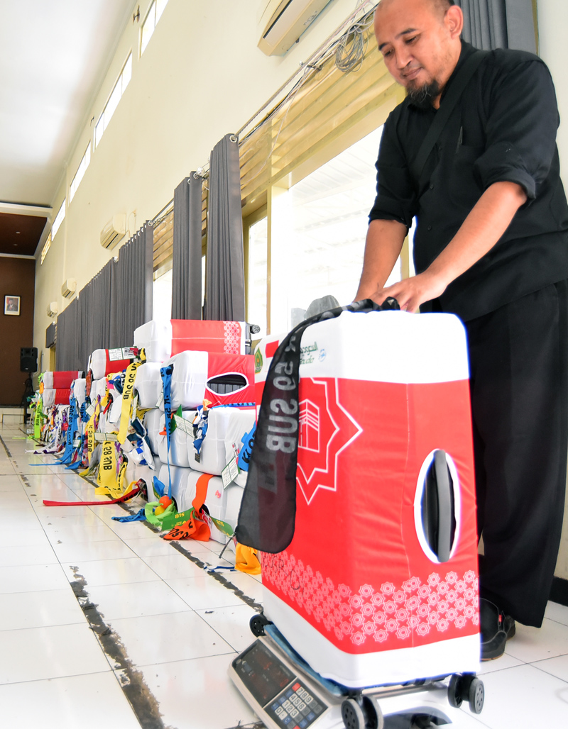ISI KOPER MAKSIMAL 32 KG: Koper milik calon jemaah haji mulai dikumpulkan di kantor Kemenag Banyuwangi Rabu (22/5). Koper tersebut akan diberangkatkan menuju Asrama Haji Sukolilo lebih dulu
