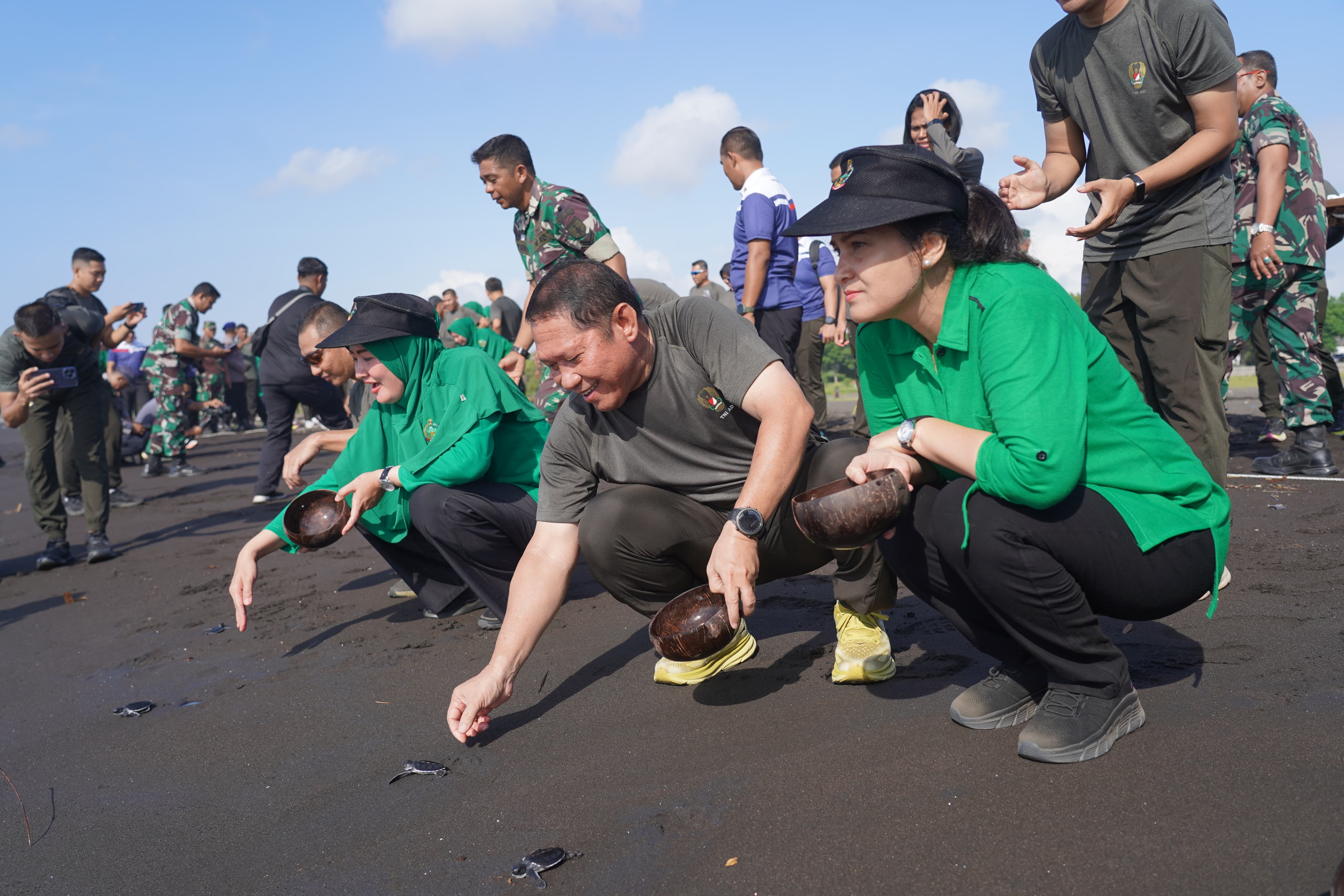 PEDULI LINGKUNGAN: Pangdam V Brawijaya Mayjen TNI Rafael Granada Baay bersama para Dansat melepas tukik di Pantai Marina Boom Rabu (23/5).