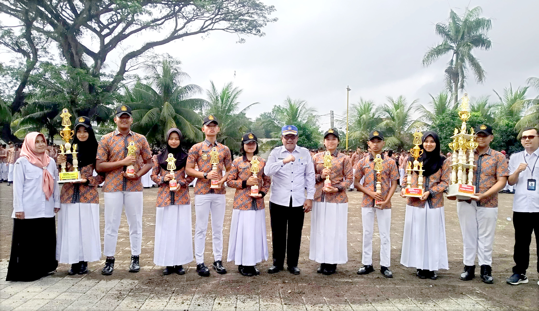 MEMBANGGAKAN: Kepala Smadatara Mujib (enam dari kanan) foto bersama tim drum band Smadatara di lapangan depan Jalan Pandan, Desa Kembiritan, Kecamatan Genteng usai upacara di halaman sekolah pada Rabu