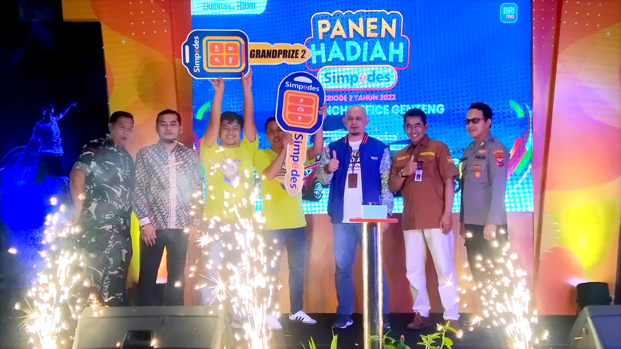 UNDIAN: Pinca BRI KC Genteng Dani Priyatmoko (tiga dari kanan) bersama Kepala BRI Unit Cluring dan Kepala BRI Unit Kalibaru mewakili penerima grand prize utama PHS Periode 2 tahun 2023