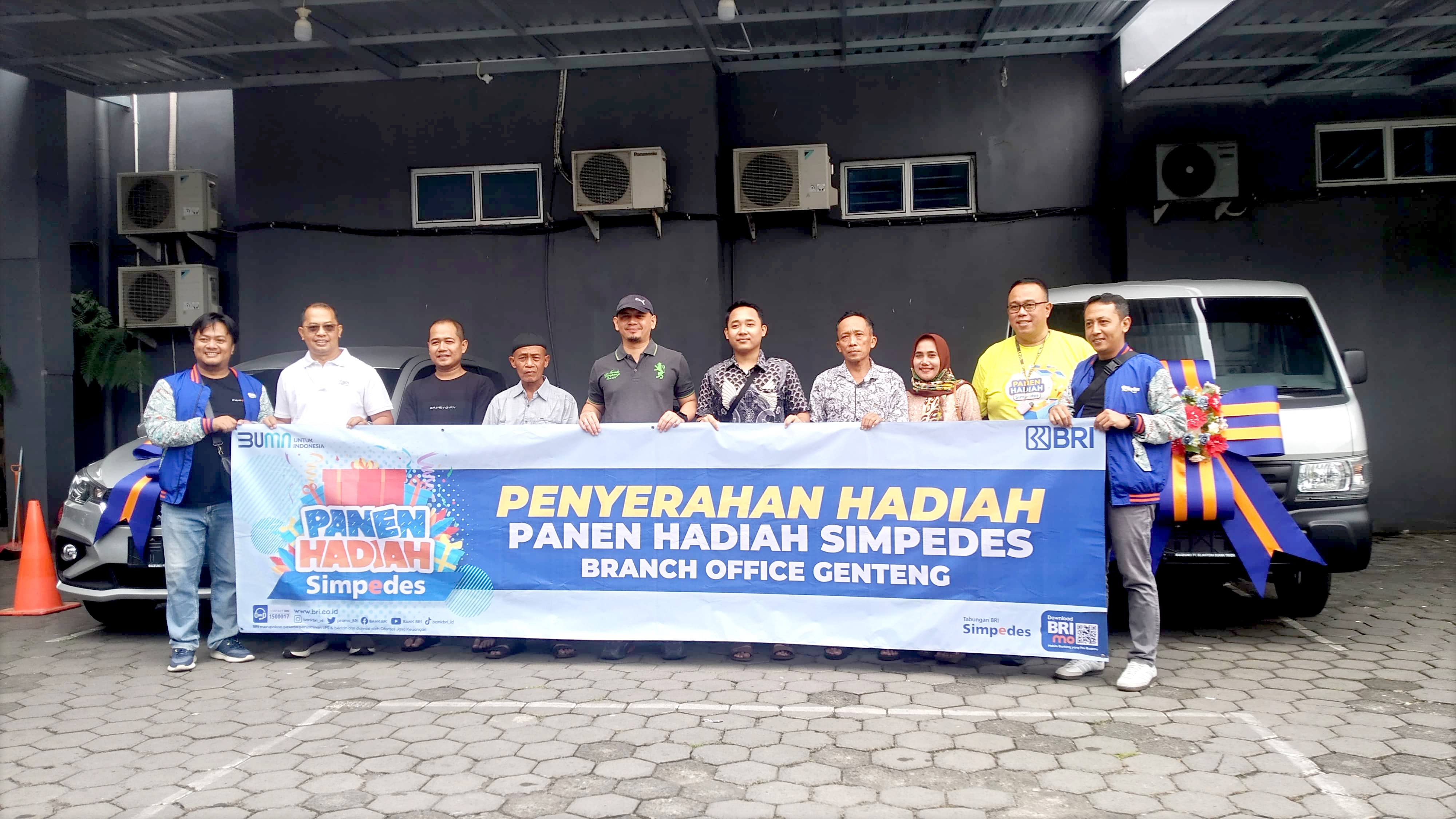 PEMENANG: Pinca BRI Genteng Dani Priyatmoko (lima dari kiri) foto bersama Purnomo (empat dari kiri), Pradika Kurniawan (lima dari kanan) setelah penyerahan hadiah PHS Periode 2 tahun 2023 di KC BRI Ge