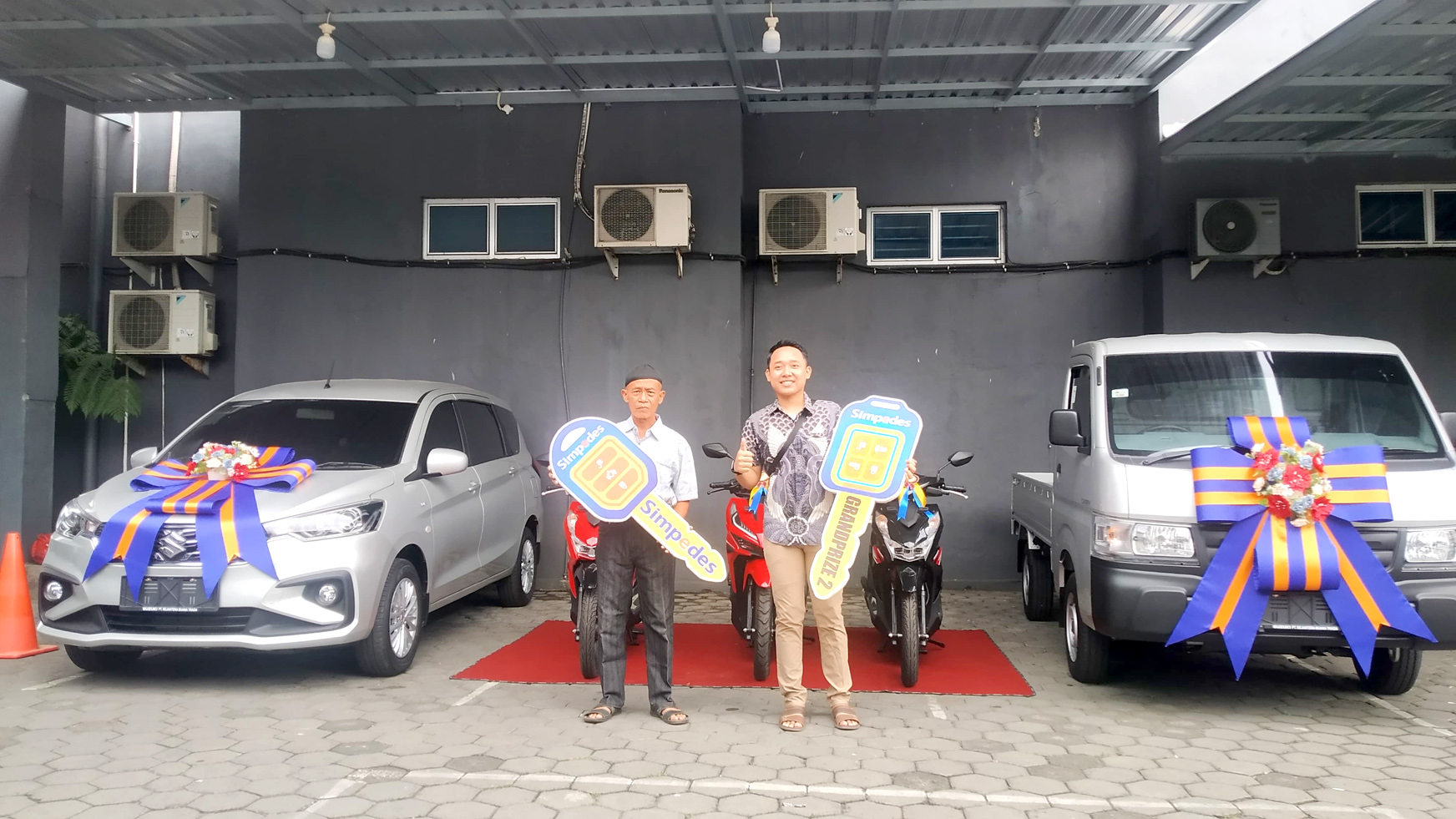 PEMENANG UTAMA: Purnomo (kiri) dan Pradika Kurniawan menerima secara simbolis kunci hadiah Grand Prize PHS Periode 2 tahun 2023 di KC BRI Genteng Jalan Gajah Mada, Desa Genteng Kulon, Kecamatan Genten
