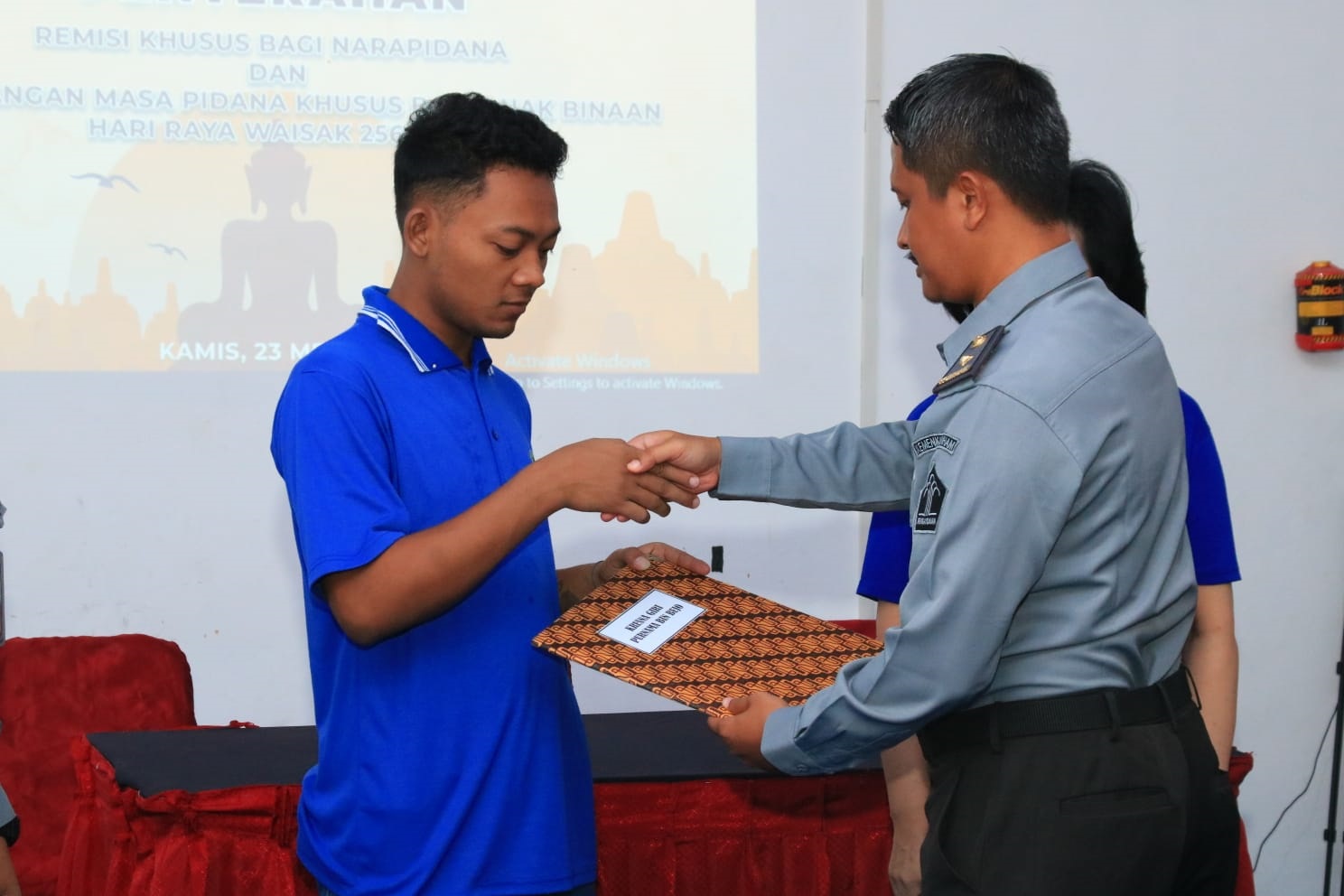 KHUSUS: Dua warga binaan Lapas Banyuwangi mendapatkan potongan masa tahanan saat momen Hari Raya Waisak Jumat (25/5)