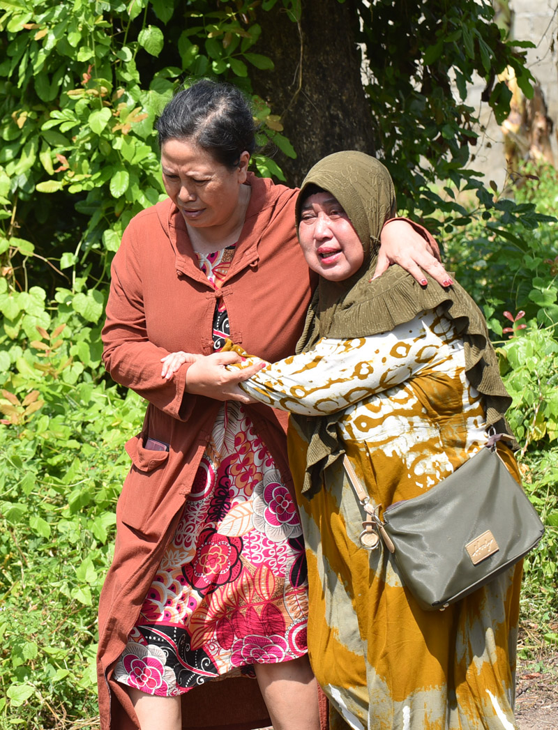 PEMILIK RUMAH: Istri Mashud hanya bisa menangis pilu melihat rumahnya terbakar pukul 11.30 Jumat (24/5).