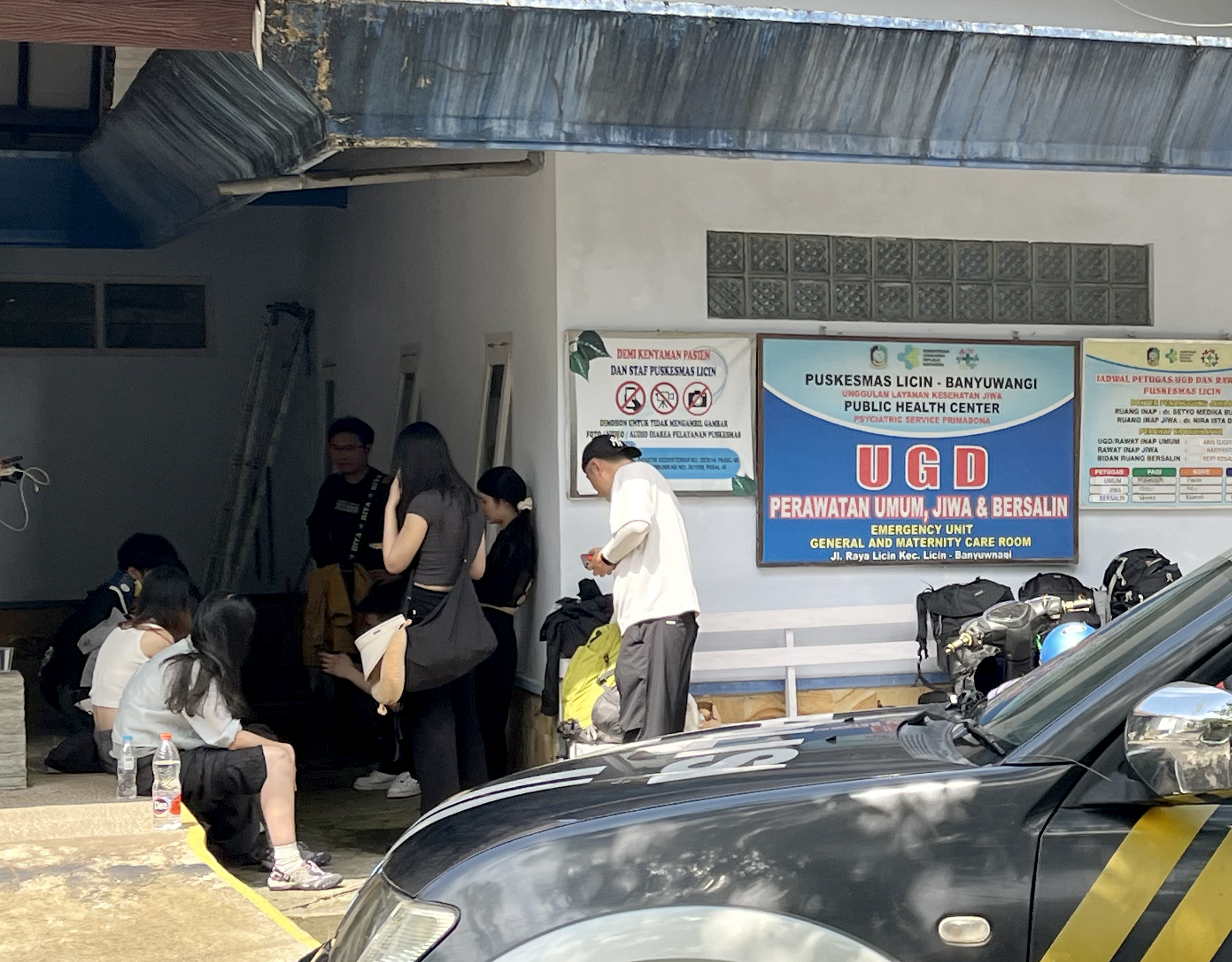 LAKA TUNGGAL: Wisatawan asal Tiongkok yang terluka menjalani perawatan di Puskesmas Licin. Delapan orang mengalami luka-luka, selebihnya selamat.