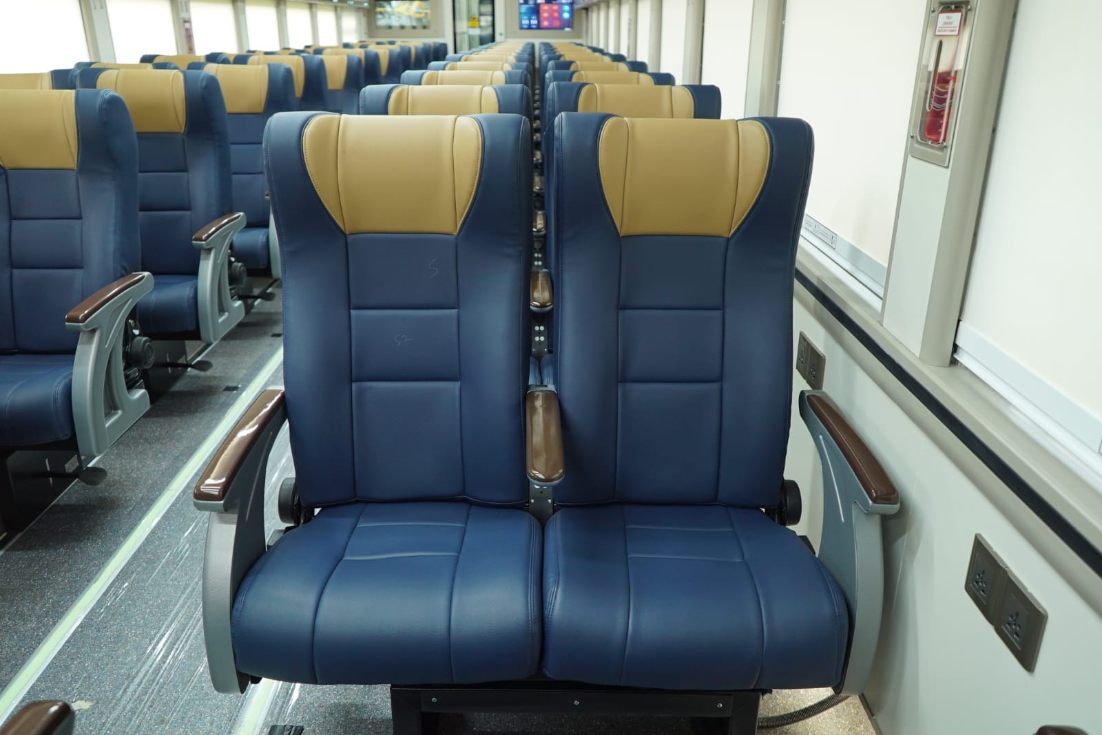 Interior sarana kereta kelas ekonomi stainless steel new generation buatan PT INKA.