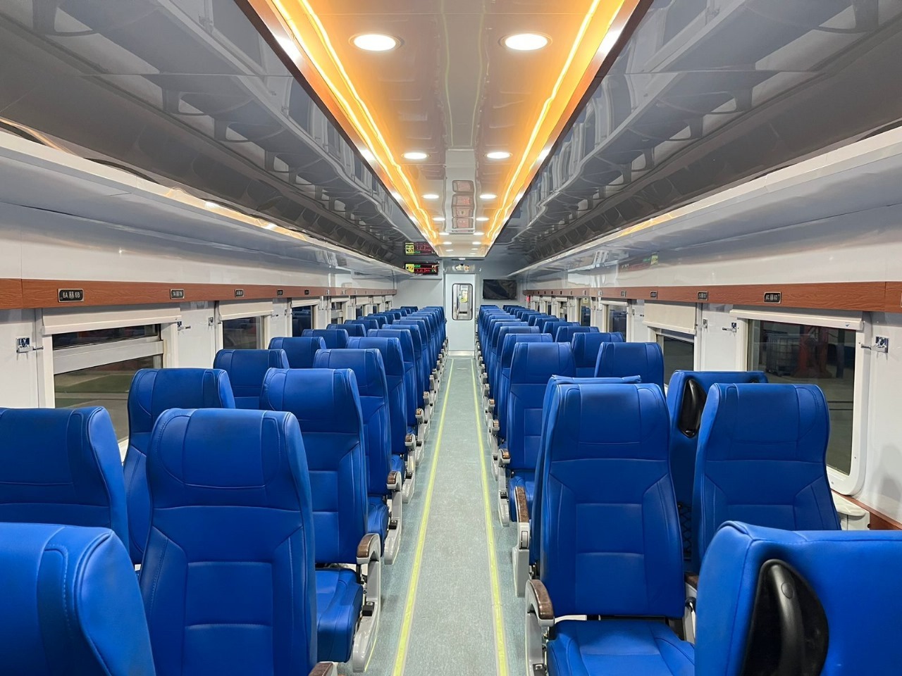 Interior kereta kelas ekonomi new generation hasil modifikasi balai yasa.