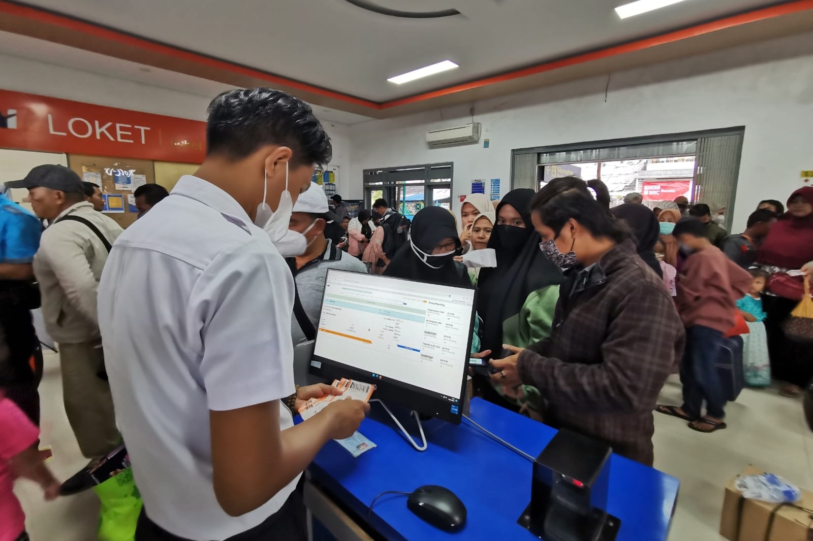 PENUH: Calon penumpang KA padati Stasiun Rogojampi, Kecamatan Rogojampi saat libur Waisak pada Kamis Jumat(23/5)