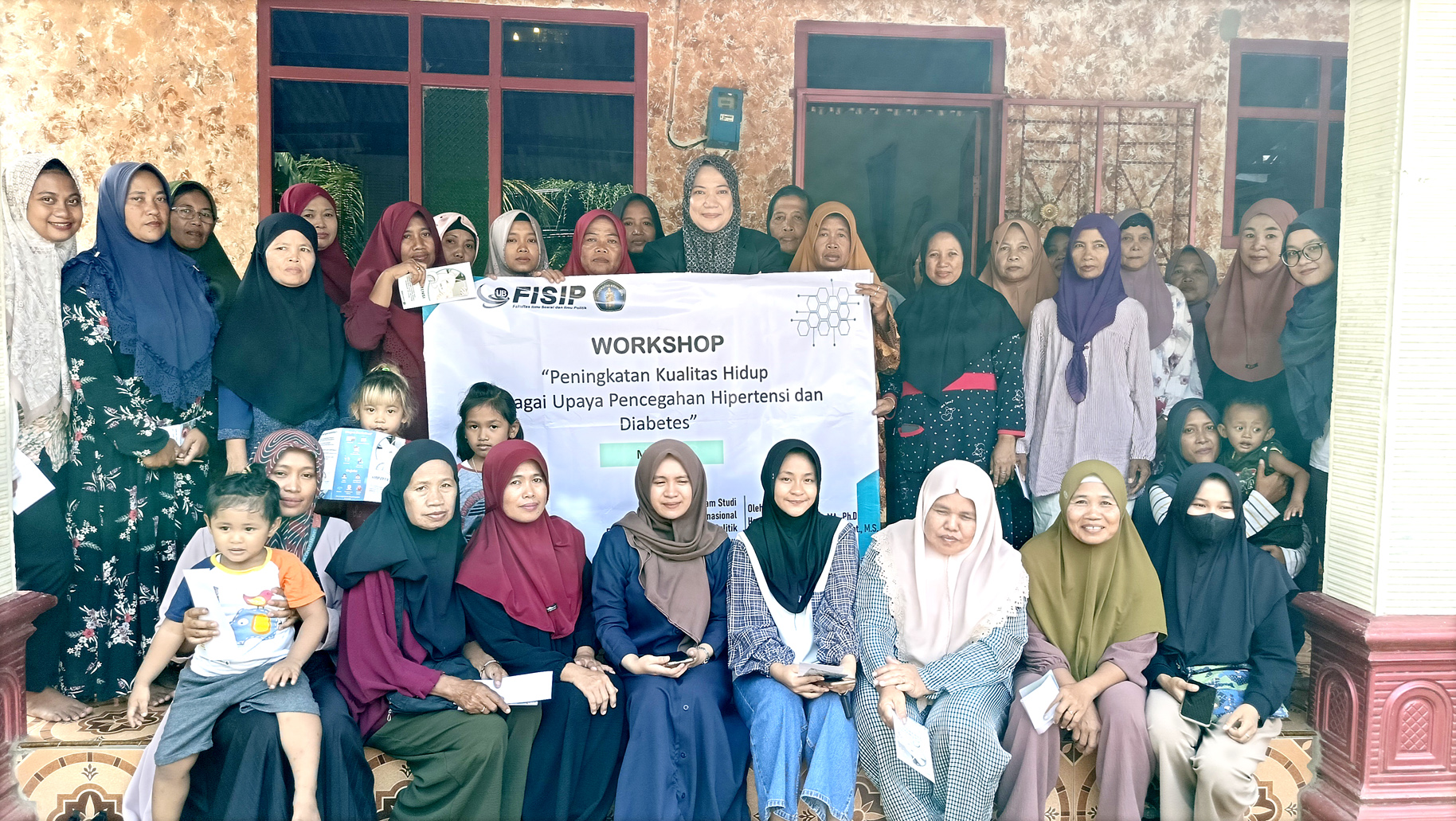 Dosen UB berfoto bersama peserta workshop di Desa Sumbersari, Kecamatan Srono.