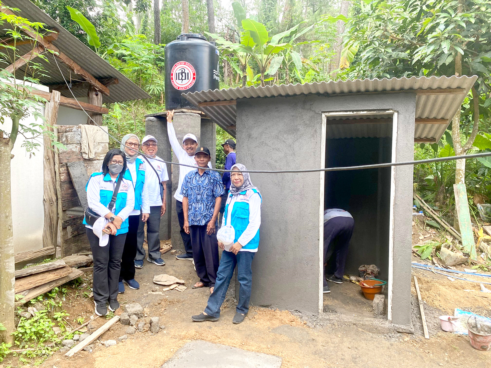Sejumlah anggota IDI Banyuwangi meninjau bantuan tandon air dan pembangunan kamar mandi di Kampung Mbaung, Desa Barurejo, Kecamatan Siliragung, Minggu (26/5).