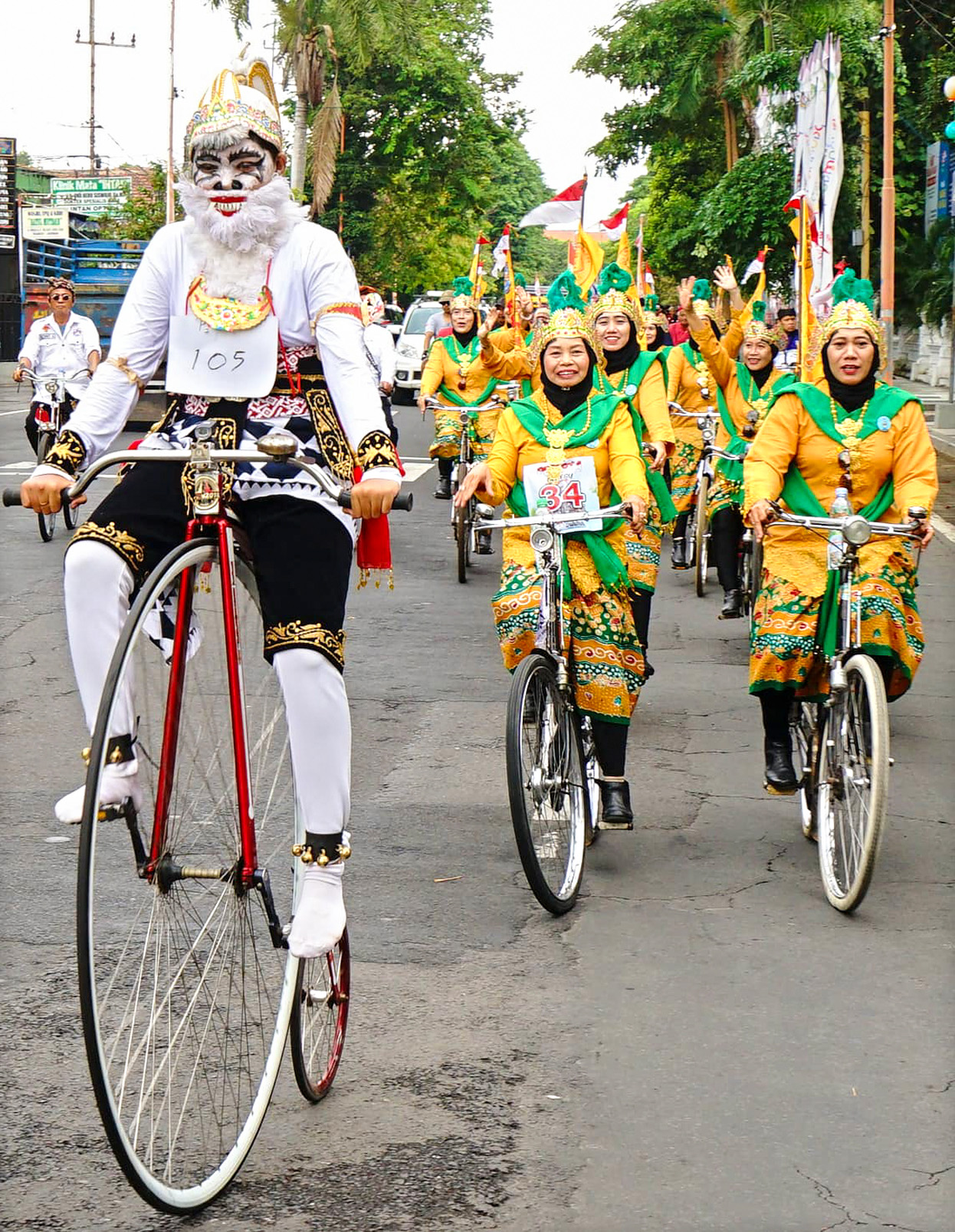 MENYEHATKAN: Salah satu peserta Festival Onthel Nusantara mengenakan kostum Hanoman gowes keliling Kota Banyuwangi bersama para perempuan anggota Kosti Minggu (26/5).