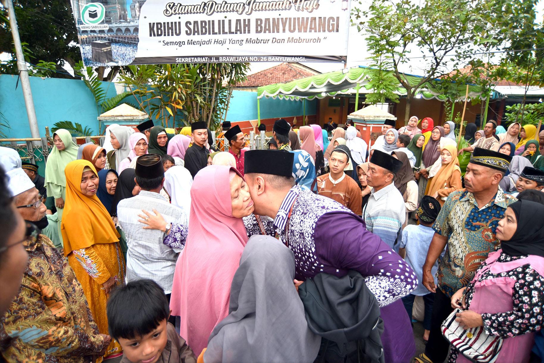 DILEPAS KELUARGA: &nbsp;Sebelum bergerak menuju kantor Pemkab, sejumlah CJH berkumpul di kantor KBIHU Sabilillah Jalan Brawijaya, Banyuwangi, Sabtu sore (25/5).&nbsp; &nbsp;