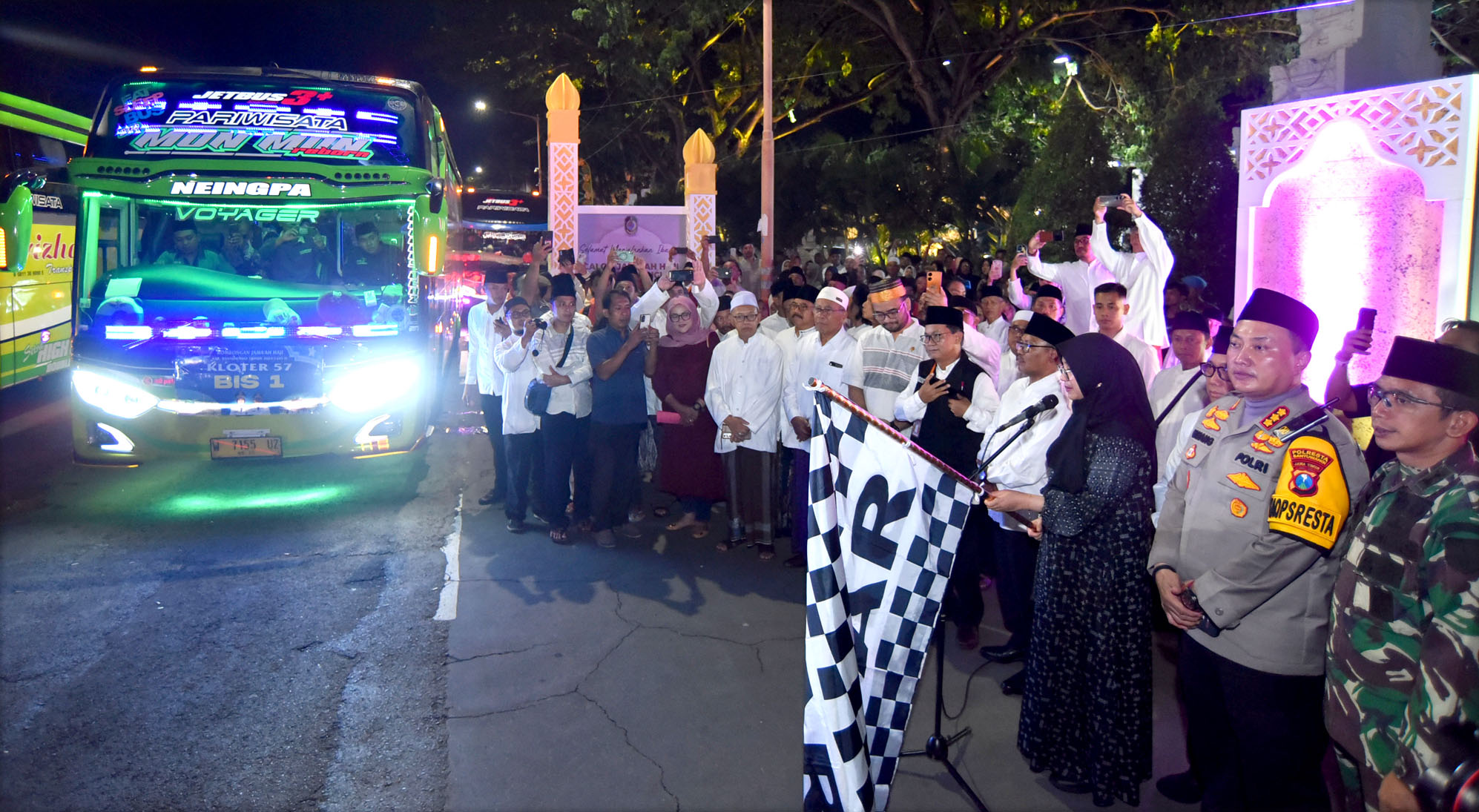 KIBARKAN BENDERA START: Bupati Ipuk Fiestiandani didampingi Wabup Sugirah, Kepala Kemenag Chaironi Hidayat, Kapolresta Kombespol Nanang Haryono, dan Dandim 0825 Letkol (Arh) Joko Supoyo