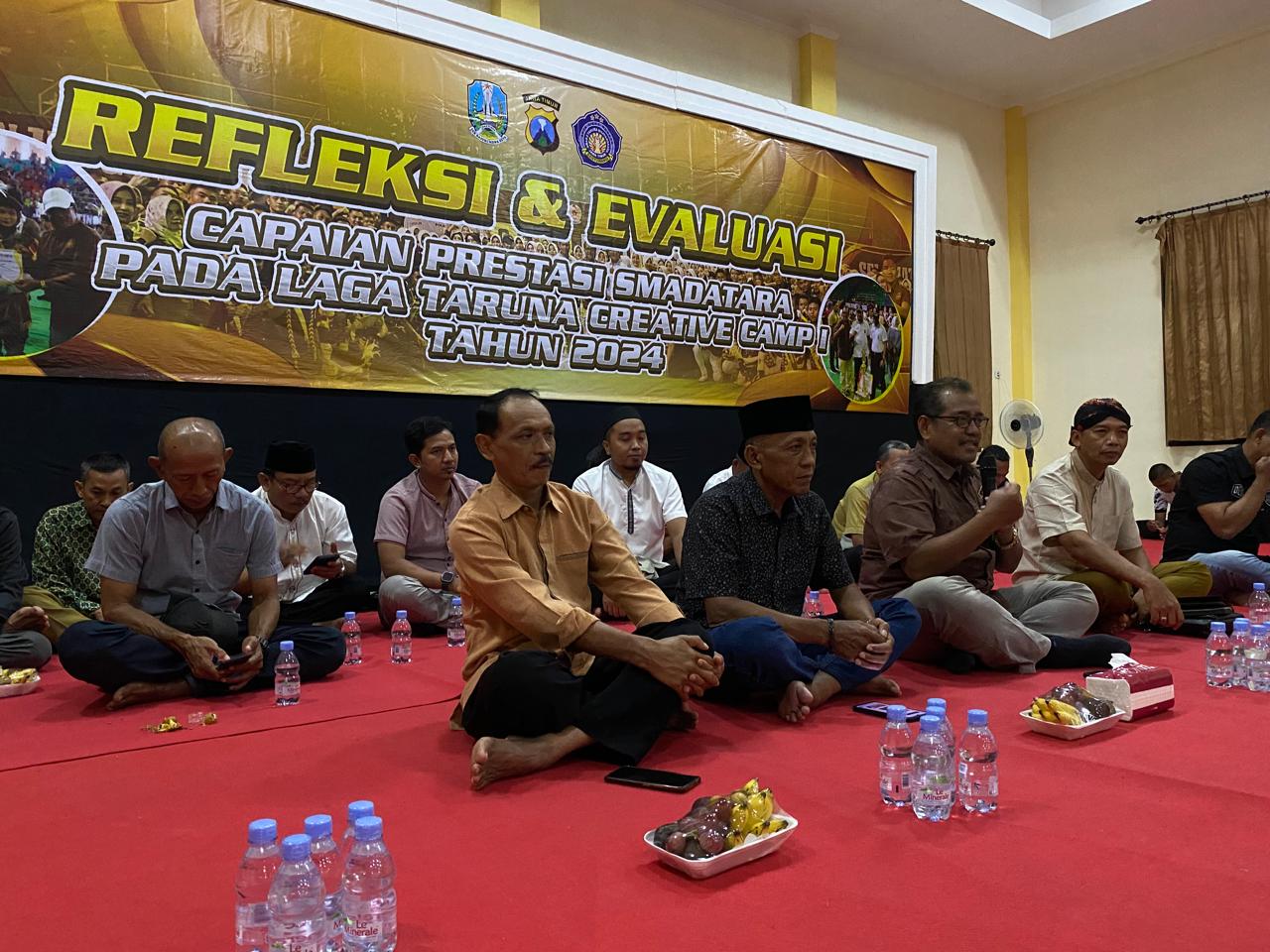 PENUH PRESTASI : SuasanaRefleksi dan Evaluasi pencapaian SMAN Taruna Creative Camp di ruang makan Argaprana Smadatara Jawa Timur