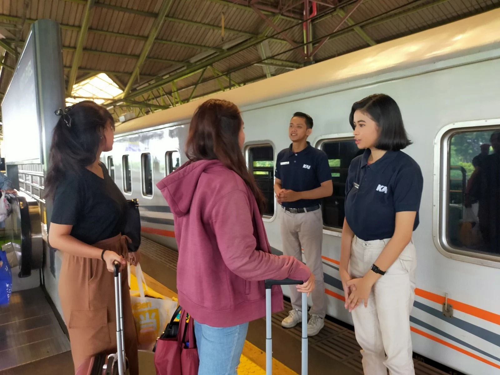 Penumpang kereta api di Stasiun Gambir Jakarta.