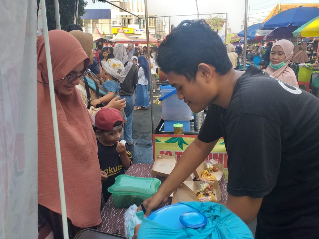 BERSEMANGAT: Syarif Akbar berjualan nasi mandhi demi biaya perkuliahan