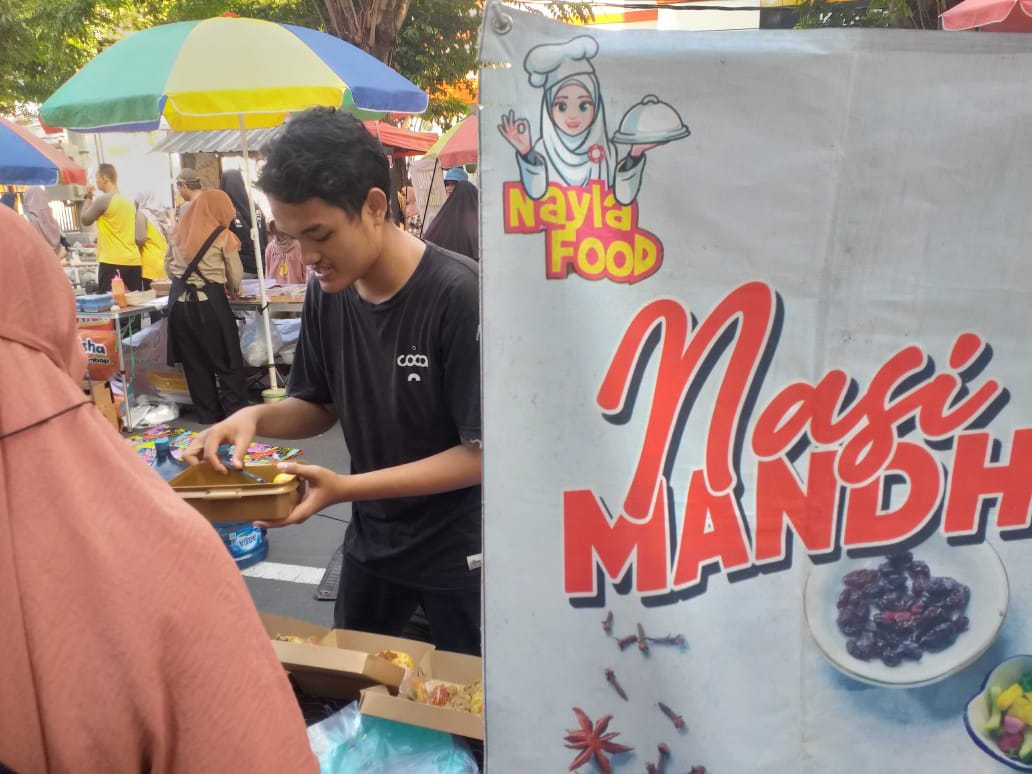 PANTANG MENYERAH: Syarif Akbar membuka stand lapak UMKM sejak setahun terakhir di BCM