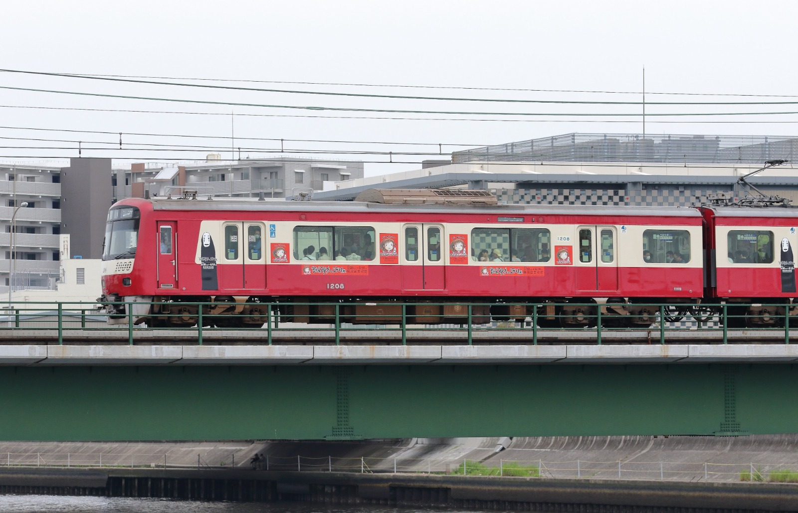 Kereta Keikyu N1000 yang diberi livery khusus anime Spirited Away selama Pameran Toshio Suzuki dan Studi Ghibli berlangsung.