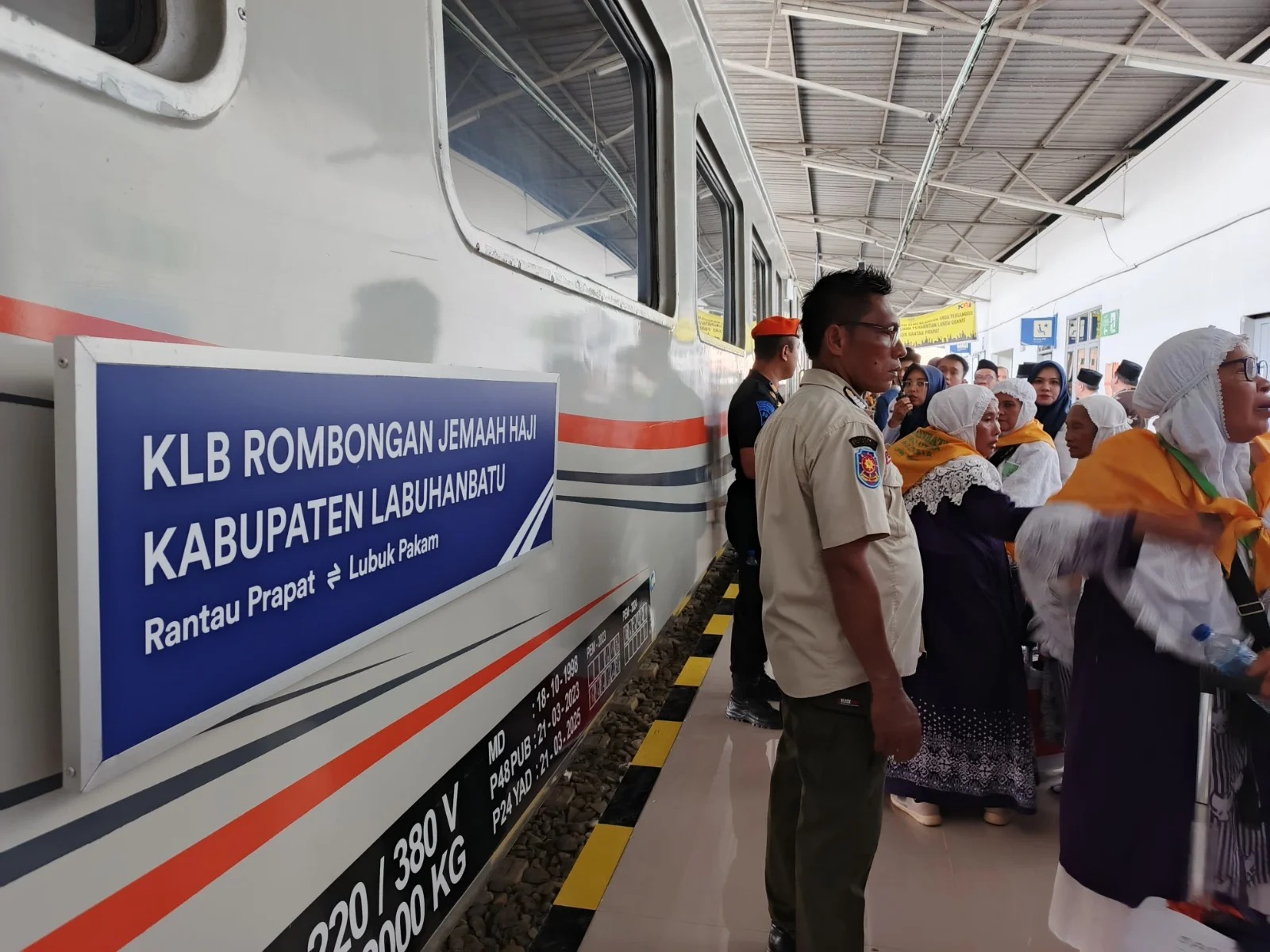 Kereta Luar Biasa pengantar rombongan Jamaah Haji asal Kabupaten Labuhanbatu.