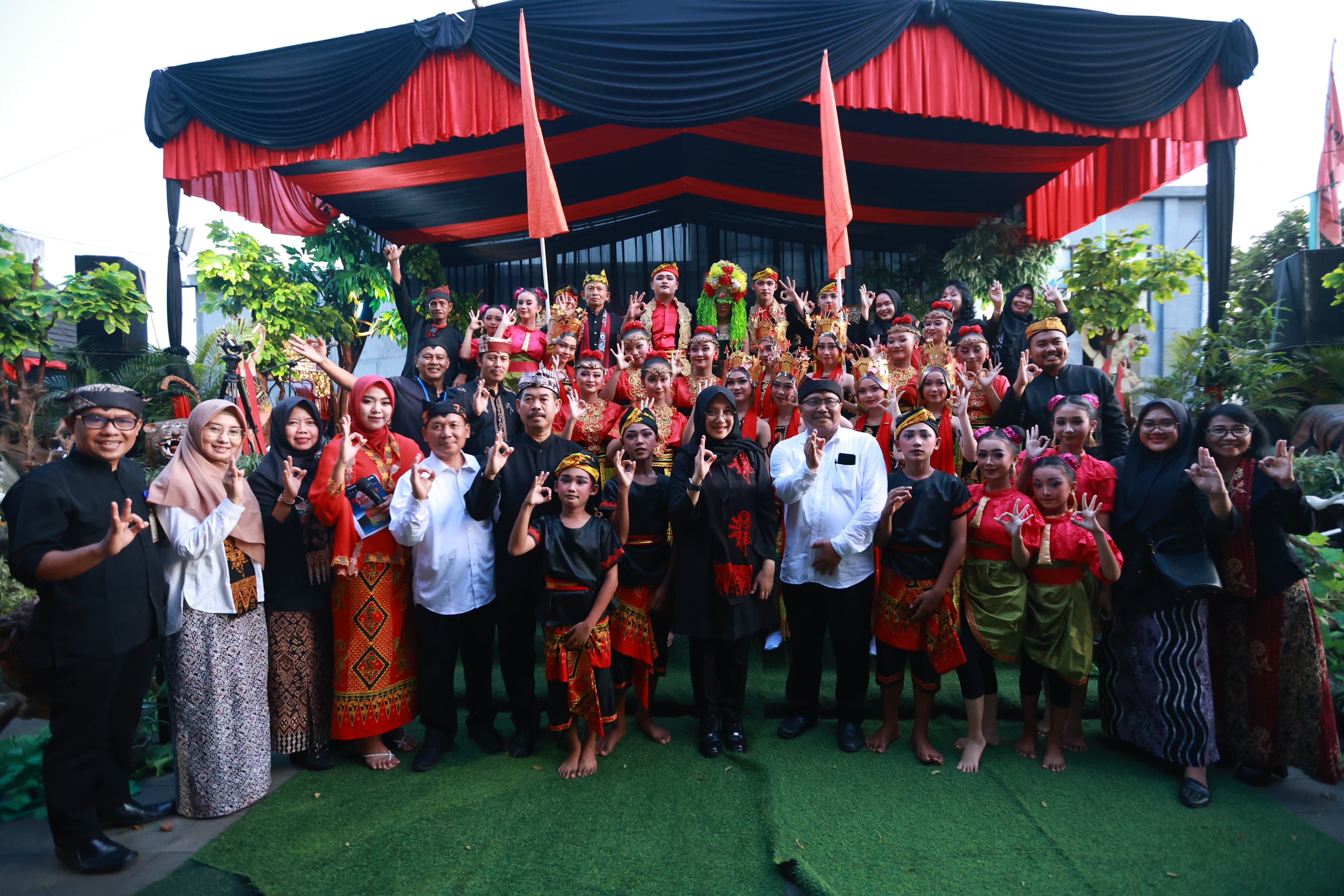 APRESIASI: Bupati Ipuk Fiestiandani foto bersama peserta Festival Padhang Ulan di RTH Maron, Desa Genteng Kulon, Kecamatan Genteng pada Sabtu (25/5).