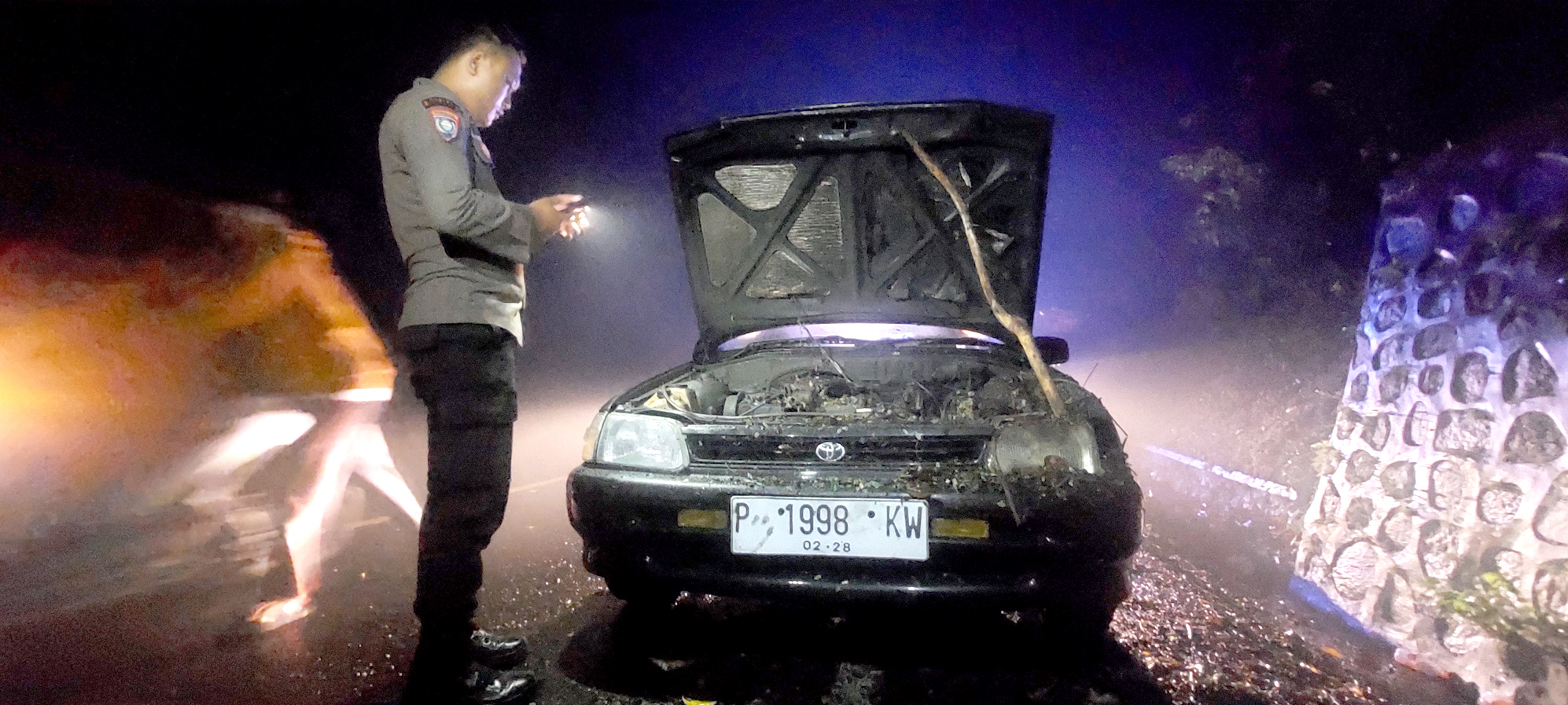 BERASAP: Mobil milik Agus Ruseno Hadi mengalami kebakaran mesin di Jalur Gumitir Dusun Barurejo, Desa Kalibaru, Kecamatan Kalibaru, Banyuwangi pada Jumat (24/5) malam.