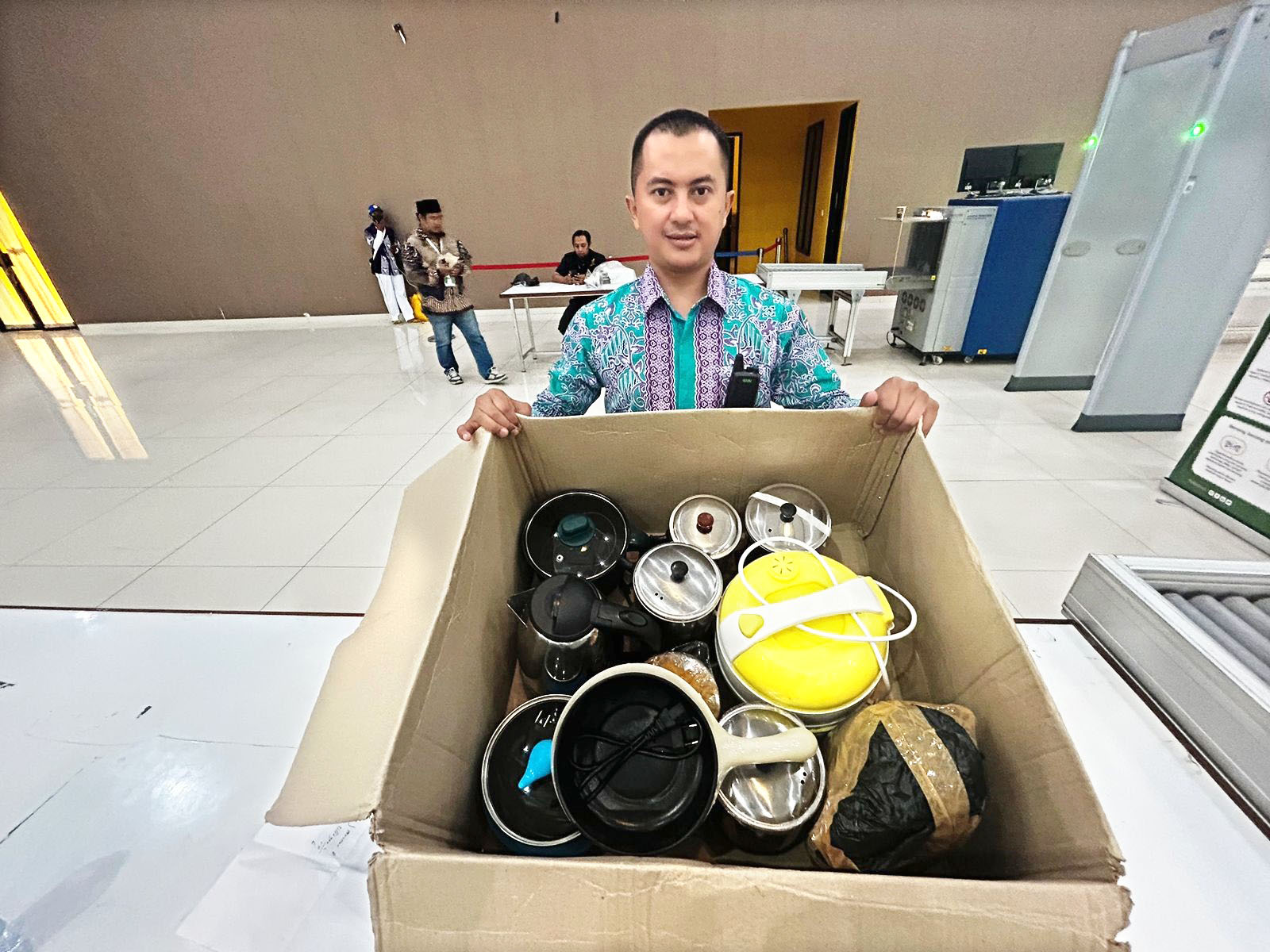 DISITA: Magic com, pemanas air, dan peralatan dapur diamankan petugas di Asrama Haji Sukolilo, Surabaya, Minggu (26/5).
