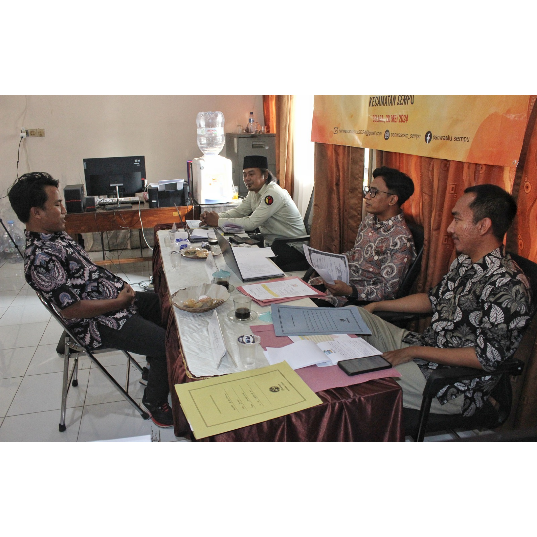 Komisioner Panwascam Sempu saat mewawancarai salah satu calon Panwaslu Kelurahan/Desa (PKD)