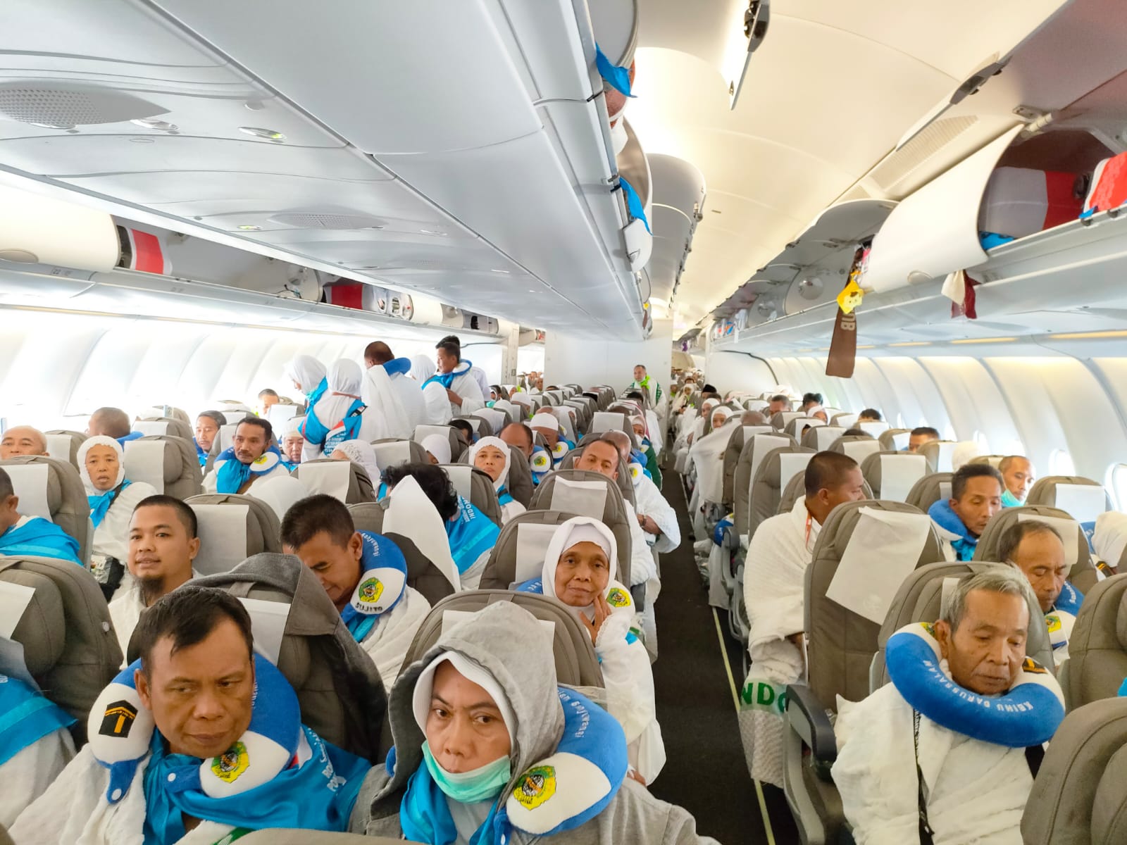 PERSIAPAN TERBANG: Calon jemaah haji kloter 59 berada di dalam pesawat Saudi Arabia Airlines saat berada di Bandara Juanda pukul 11.46 Senin (27/5).