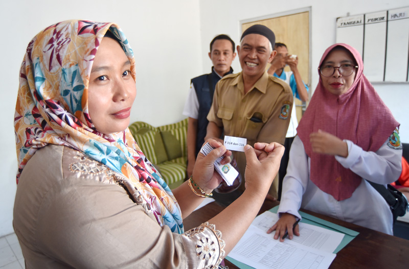 BIAR TEDUH: Salah satu pedagang mulai membuka lapak dagangan di tempat relokasi di kawasan Gedung Wanita Paramitha Kencana Banyuwangi Senin (27/5).