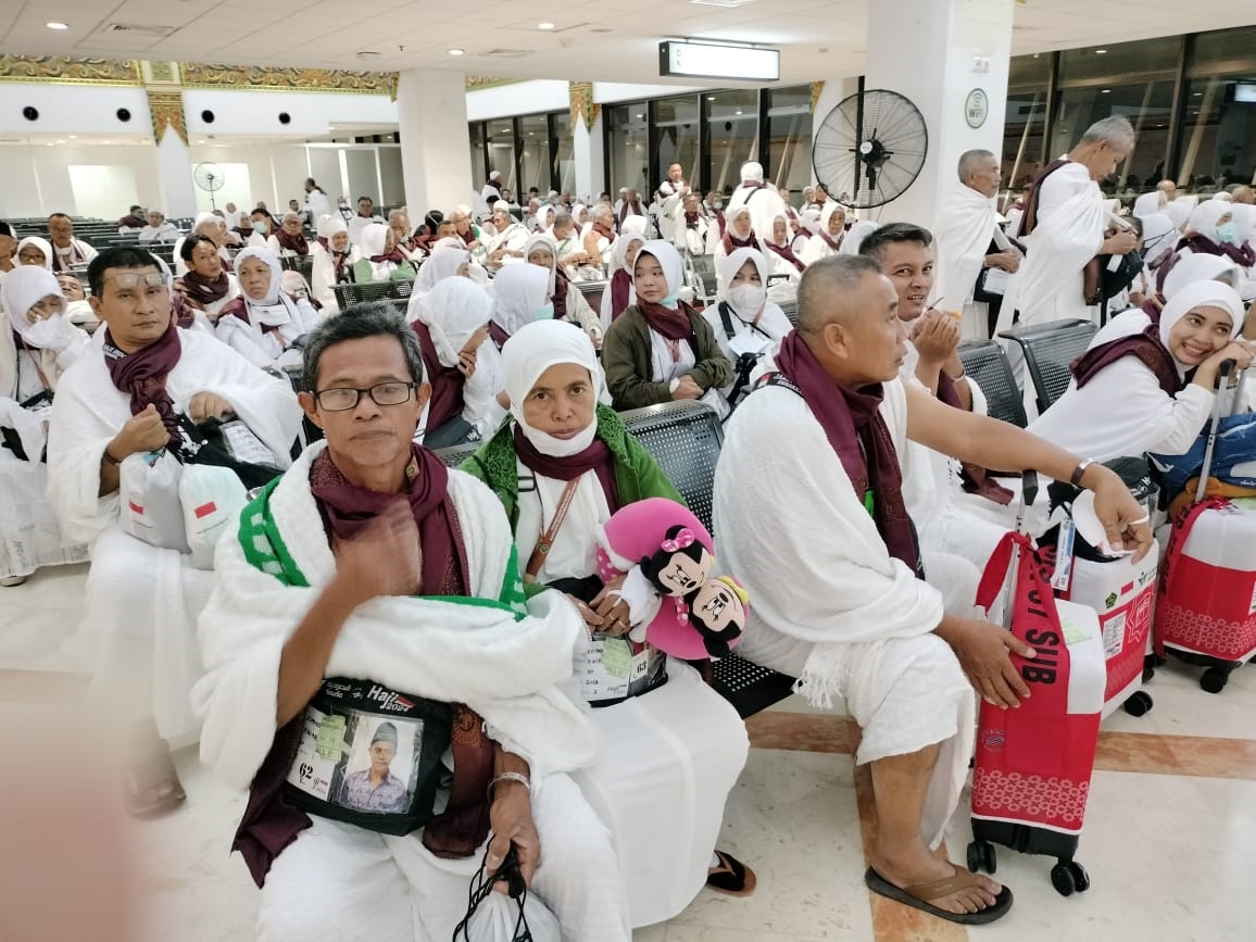 SEMANGAT: Jemaah haji kloter 57 saat masih di Bandara Juanda, Surabaya, tengah bersiap berangkat ke Jeddah, Arab Saudi, pada Senin (27/5) pukul 01.00.
