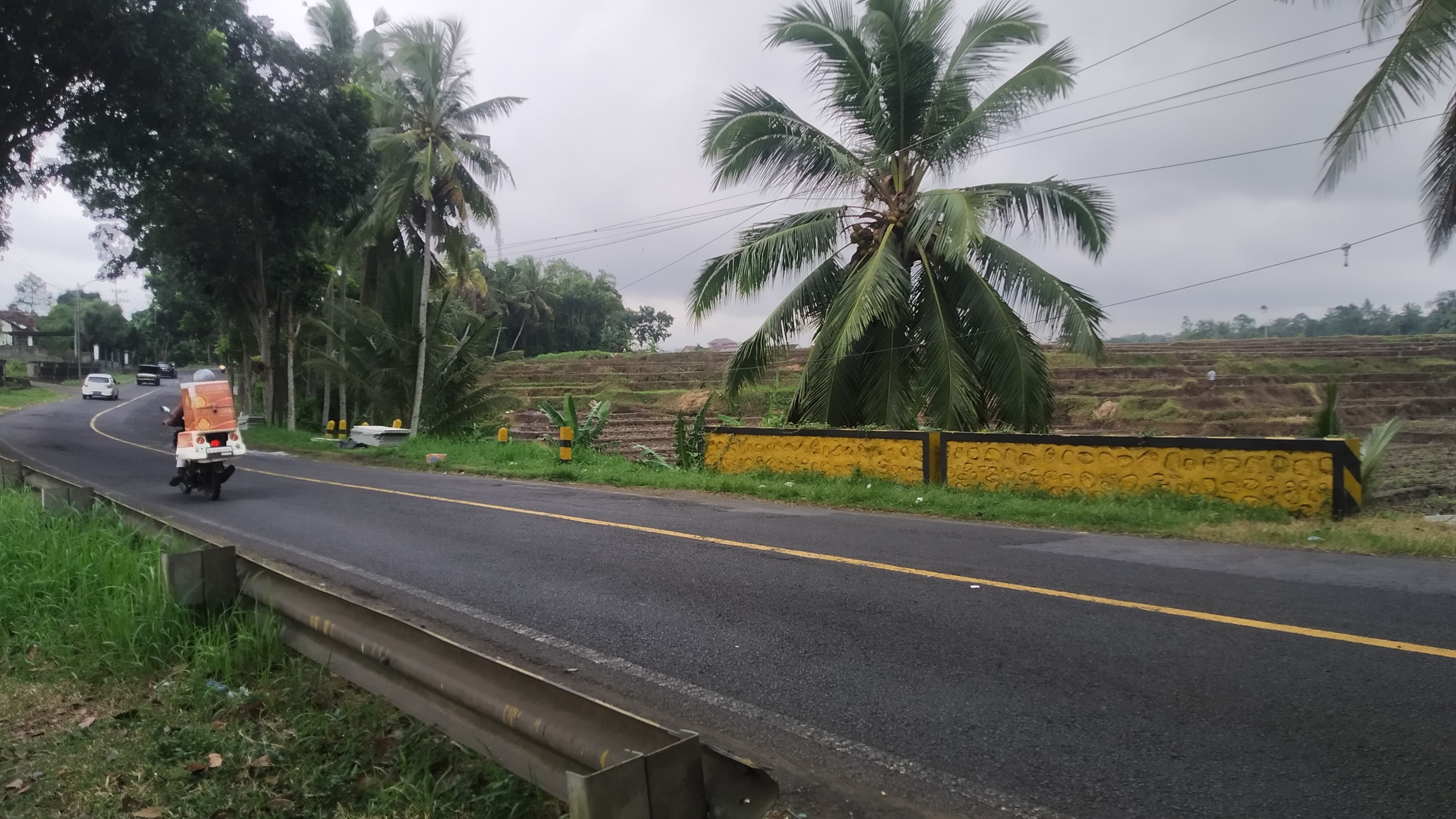 MENIKUNG: Jalan yang menikung, naik, menurun, dan miring di Dusun Wadung Dollah, Desa Kaligondo, Kecamatan Genteng ini dikenal rawan kecelakaan Senin (27/5).