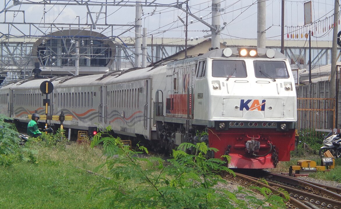 Kereta Api Banyubiru berangkat dari Stasiun Solo Balapan.