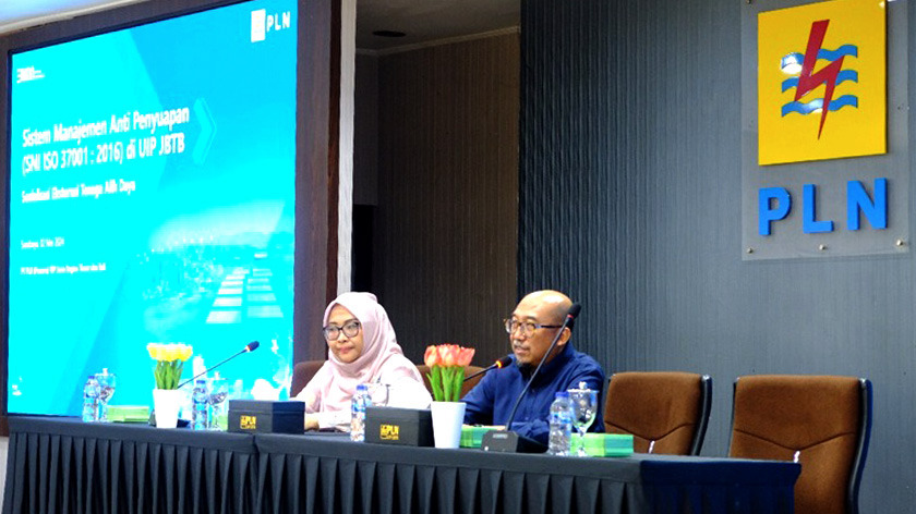 SAMBUTAN: General Manager PT PLN (Persero) UIP JBTB Anang Yahmadi saat membuka acara collective action dalam rangka pelaksanaan SMAP di lingkungan PLN secara hybrid, Jumat (3/5)