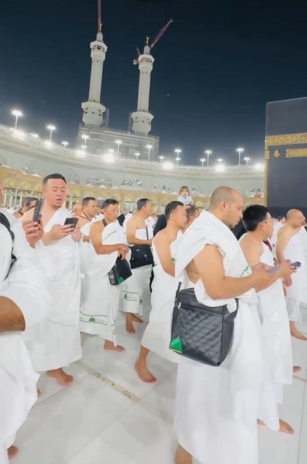 KELILING KAKBAH: Jemaah haji plus asal Banyuwangi usai melaksanakan tawaf di Masjidilharam Selasa (28/5).&nbsp;&nbsp;