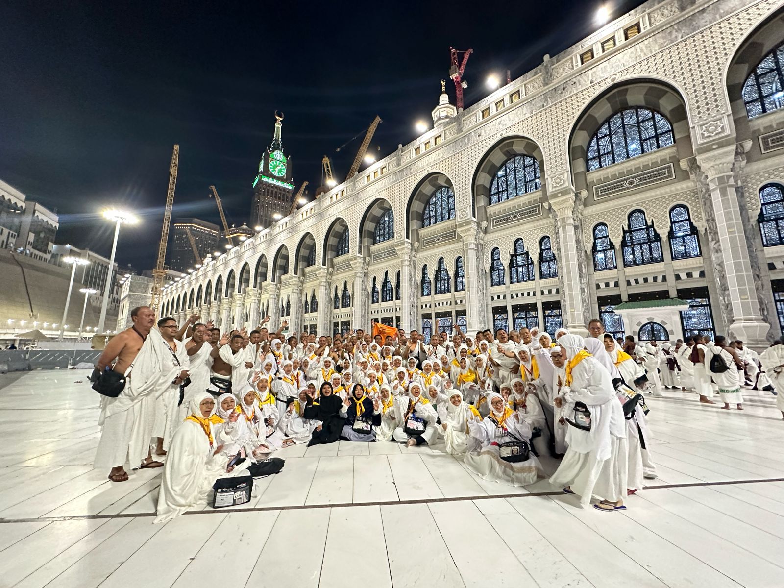 Jamaah Calon Haji (JCH) Banyuwangi kloter 58 yang tergabung dalam KBIHU Sabilillah Banyuwangi foto bersama usai menjalani umrah wajib.
