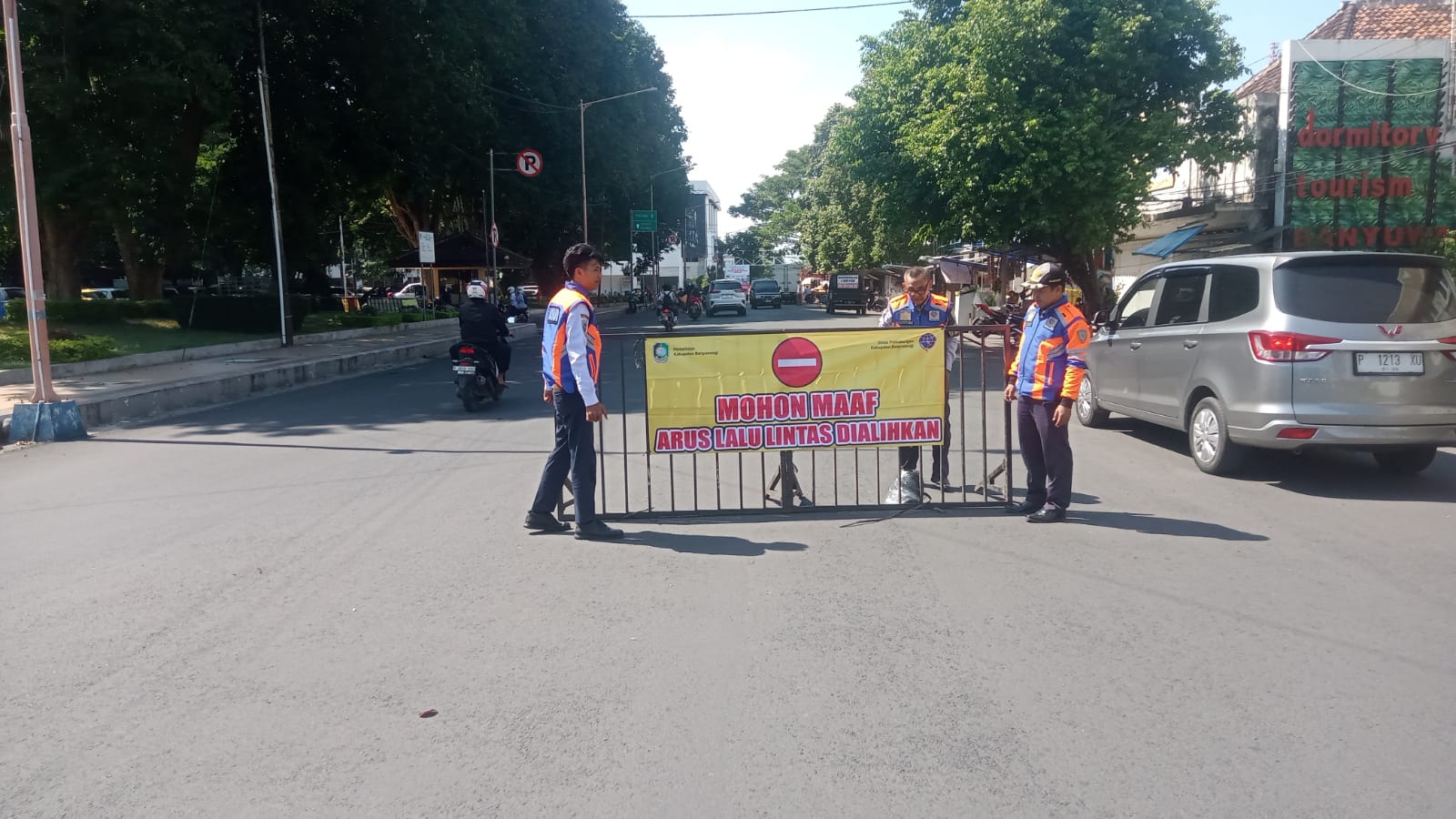 PASANG BARIKADE: Petugas Dishub Banyuwangi memasang papan pengalihan arus lalu lintas di Jalan Satsuit Tubun, Kelurahan Kepatihan, Kecamatan Banyuwangi, Selasa (28/5).