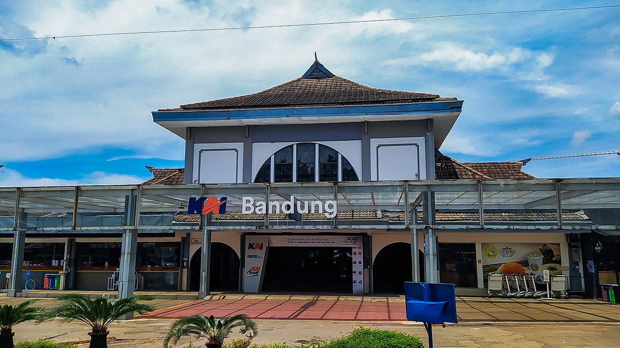 Pintu masuk Stasiun Bandung sisi utara untuk keberangkatan penumpang kereta api jarak jauh.