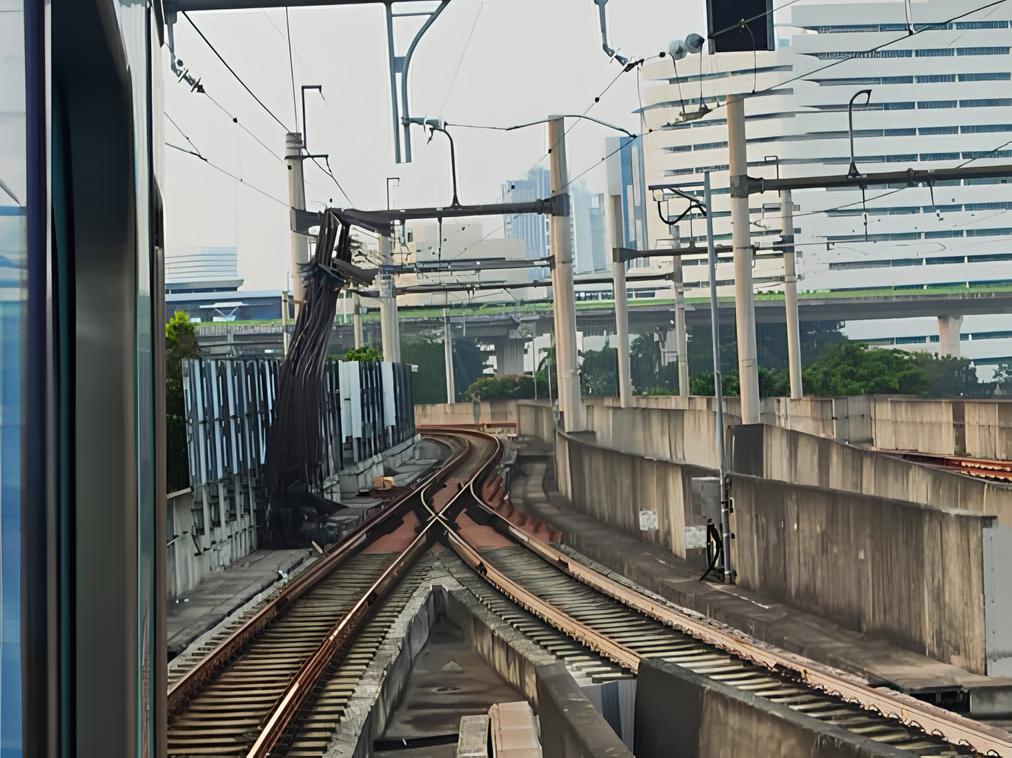 Beton konstruksi Kantor Kejagung RI jatuh di tepi rel MRT Jakarta dekat Stasiun Blok M.