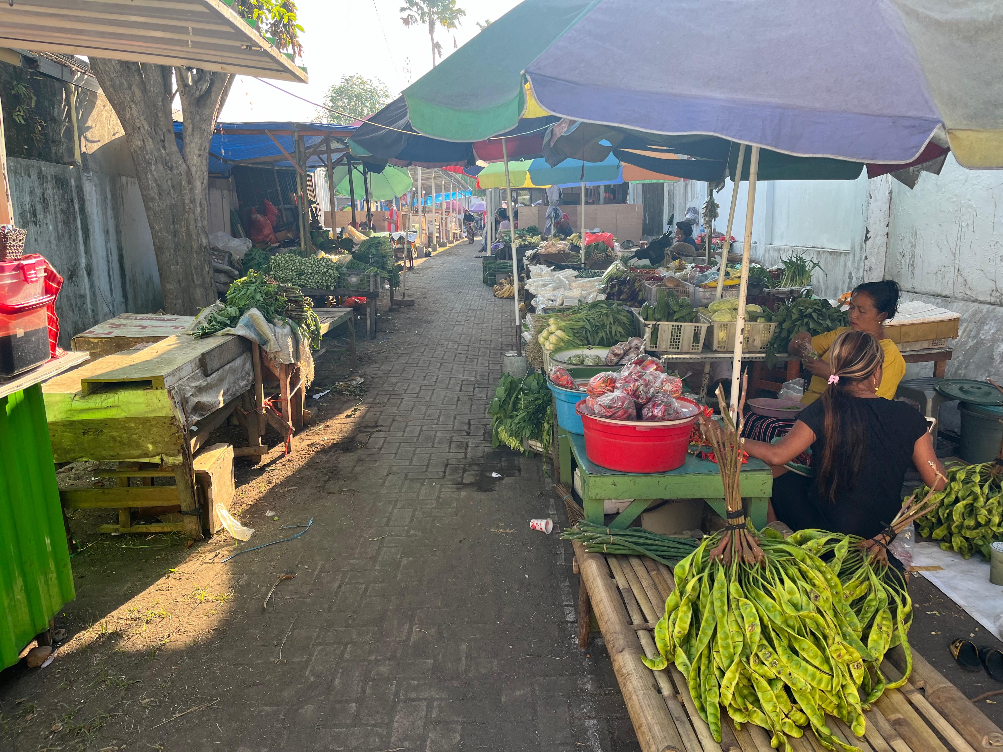 BOYONGAN KE TEMPAT BARU: Pedagang sayur-sayuran menjajakan dagangannya di tempat relokasi di kawasan Gedung Wanita Paramitha Kencana Rabu (29/5).