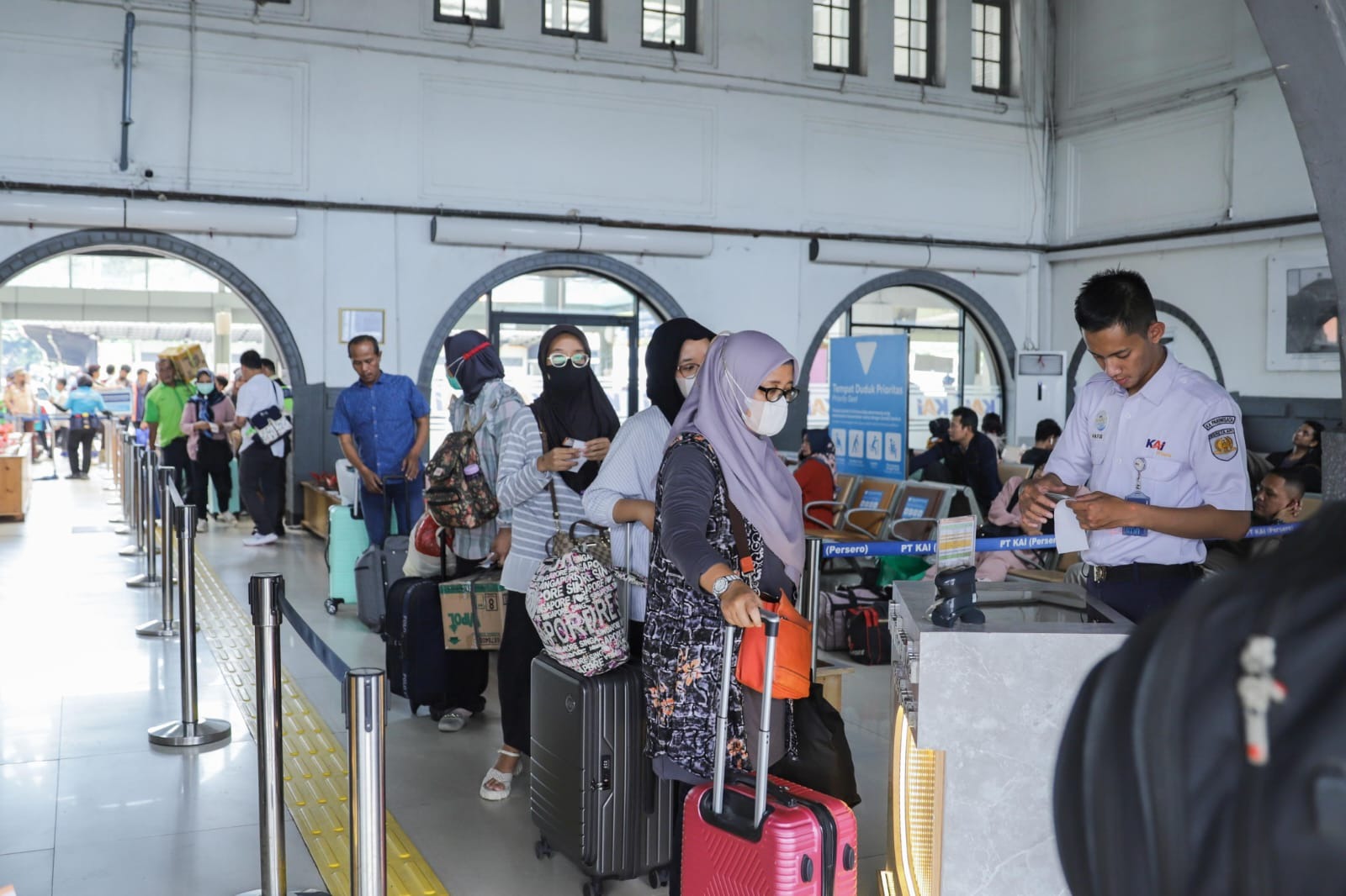 Pemeriksaan tiket boarding pass di Stasiun Pasar Senen Jakarta.