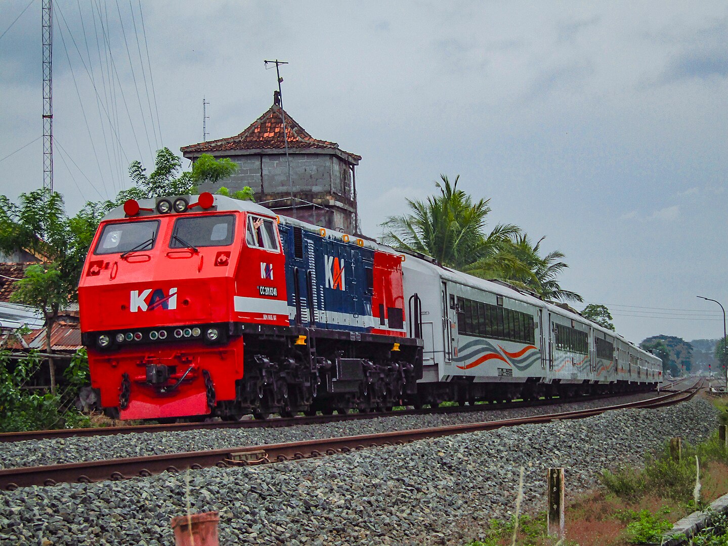 Kereta Api Malioboro Ekspres melintas Stasiun Sentolo dengan lokomotif merah biru CC 201 83 48.