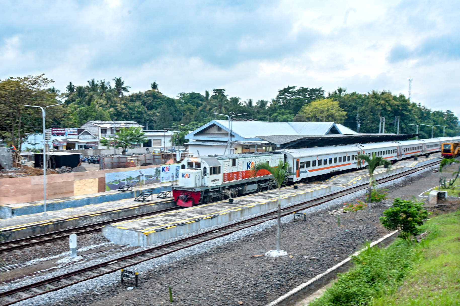 Pembangunan Stasiun Banyuwangi Kota difokuskan untuk menambah ruang tunggu penumpang, perluasan area parkir, dan penambahan beberapa fasilitas pelengkap lainnya.