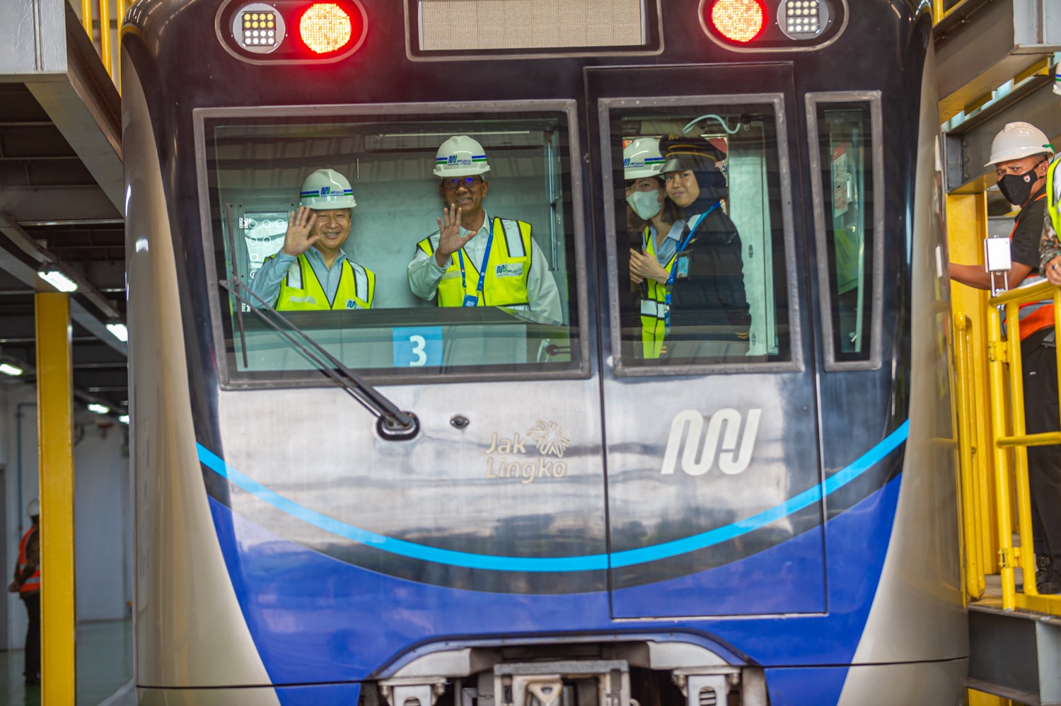 Kaisar Jepang Naruhito saat berkunjung ke Depo MRT Lebak Bulus Jakarta, Minggu (18/6/2023).