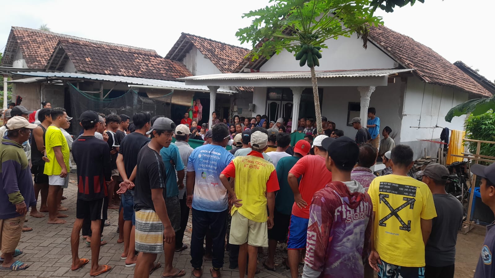 Warga memadati rumah Sugiono di Desa&nbsp;Grajagan, Kecamatan Purwoharjo.