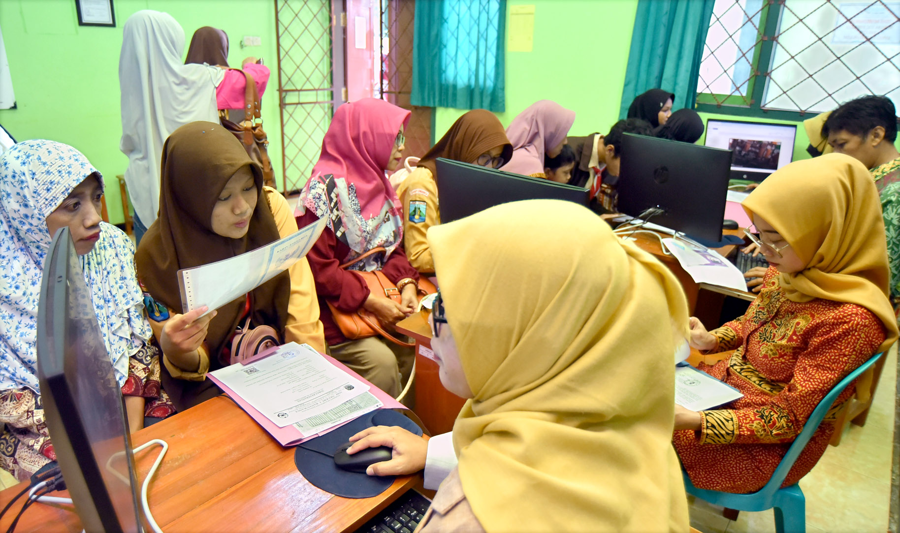 AMBIL PIN: Operator PPDB SMAN 1 Banyuwangi memasukkan data siswa sekaligus melakukan validasi dokumen pendaftaran untuk bisa mendapatkan PIN, Jumat(31/5).