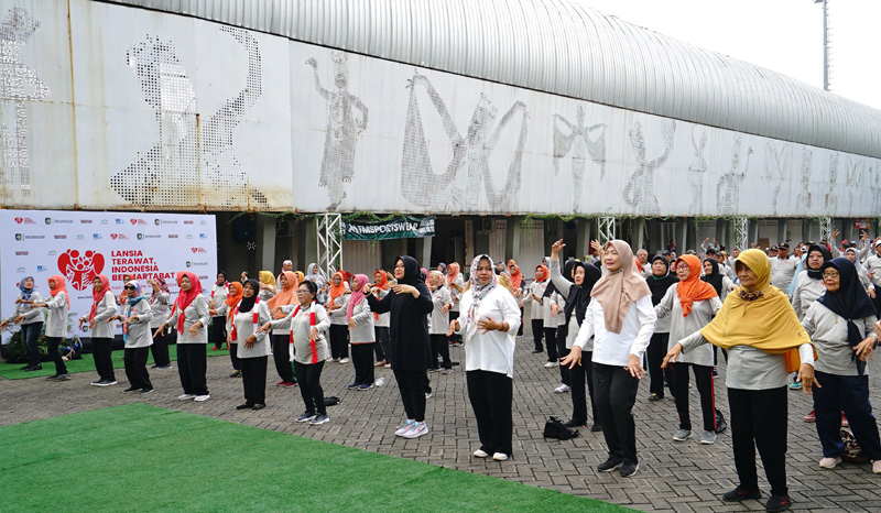MEMBAUR: Bupati Ipuk Fiestiandani senam bareng para veteran dan anggota beberapa komunitas lansia di halaman Stadion Diponegoro Banyuwangi Jumat (31/5).
