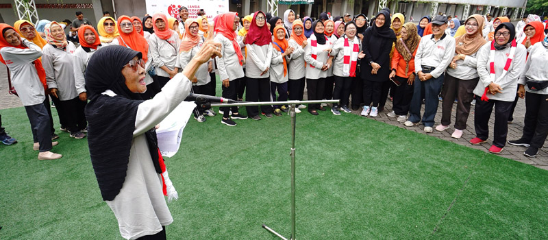 APRESIASI: Bupati Ipuk hadir ditengah lansia di sekitaran Stadion Diponegoro