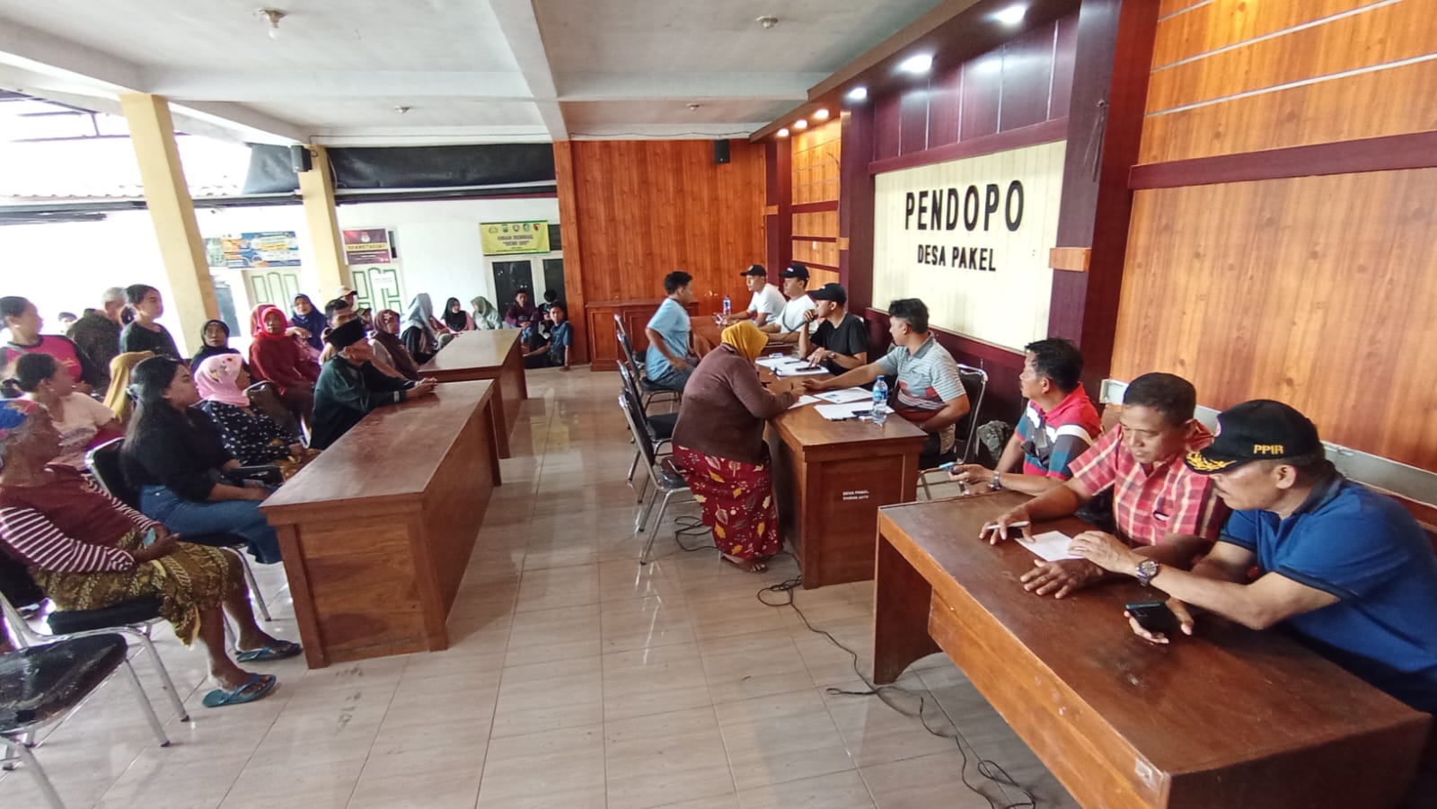 BERJUBEL: Puluhan warga antre Desa Pakel, Kecamatan Licin antre menunggu giliran untuk dipanggil menerima tali asih dari kebun PT Bumisari Jumat (31/5)